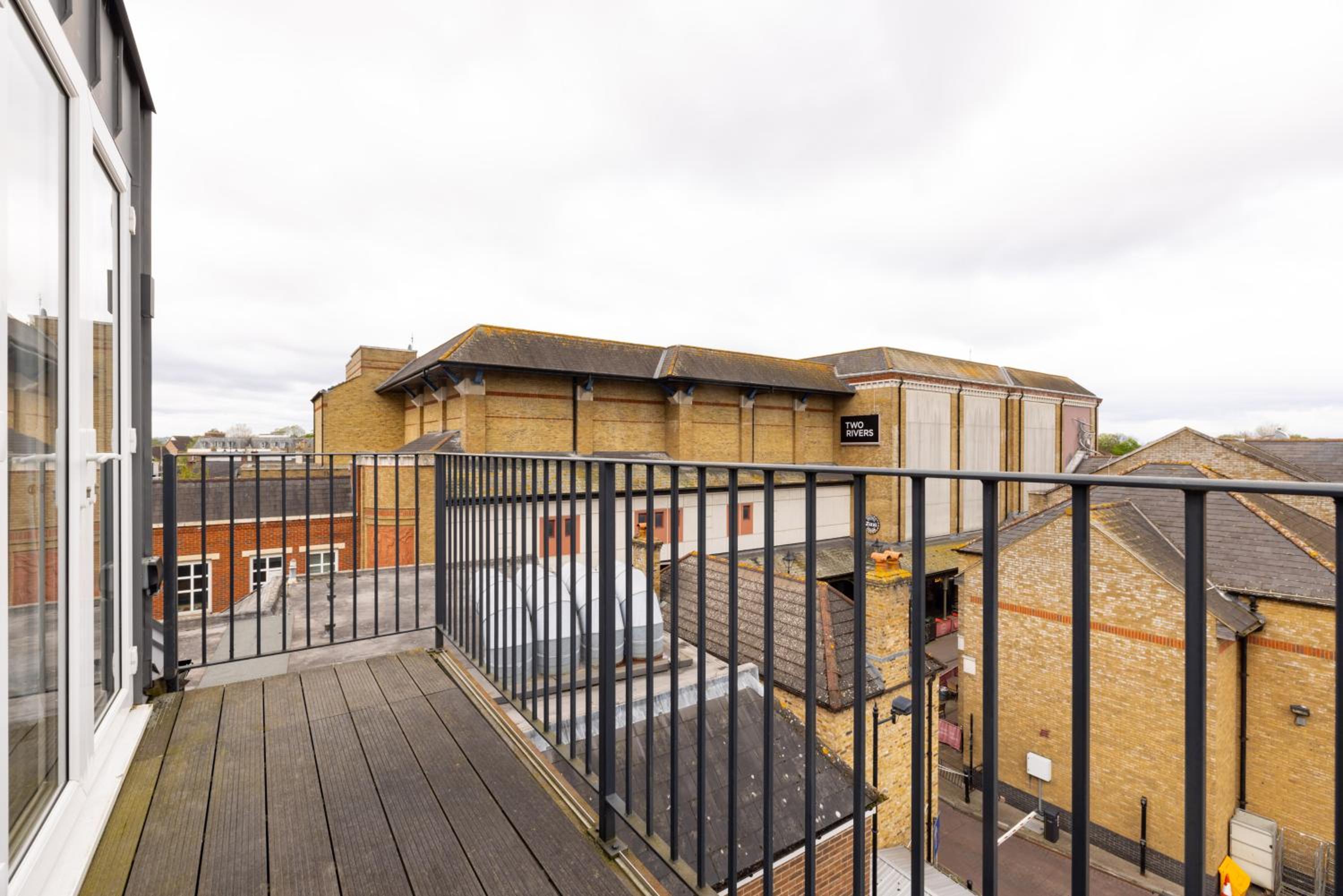 One Bedroom Apartment - Balcony - Photo 5