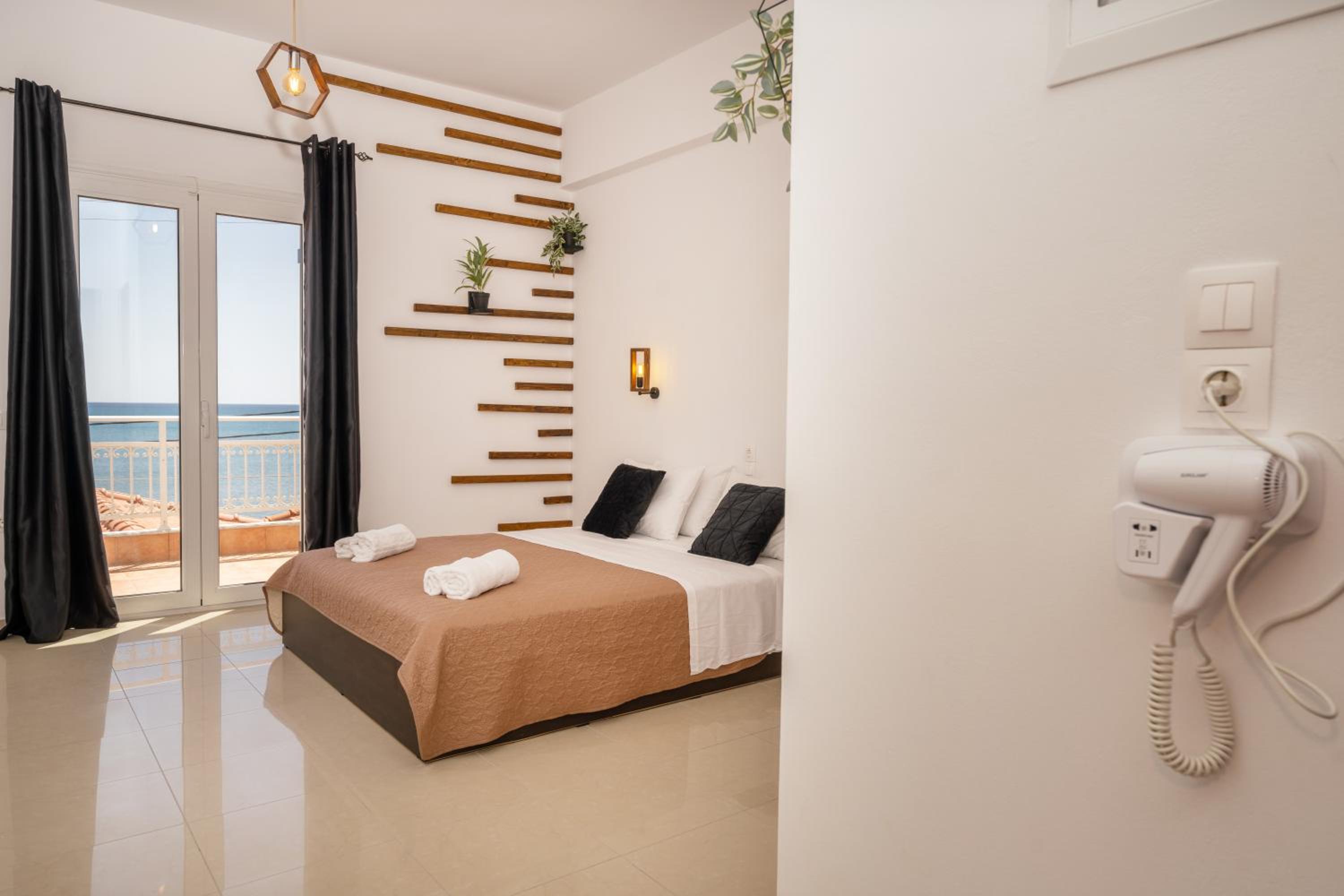 Deluxe Triple Room with Sea View photo 3