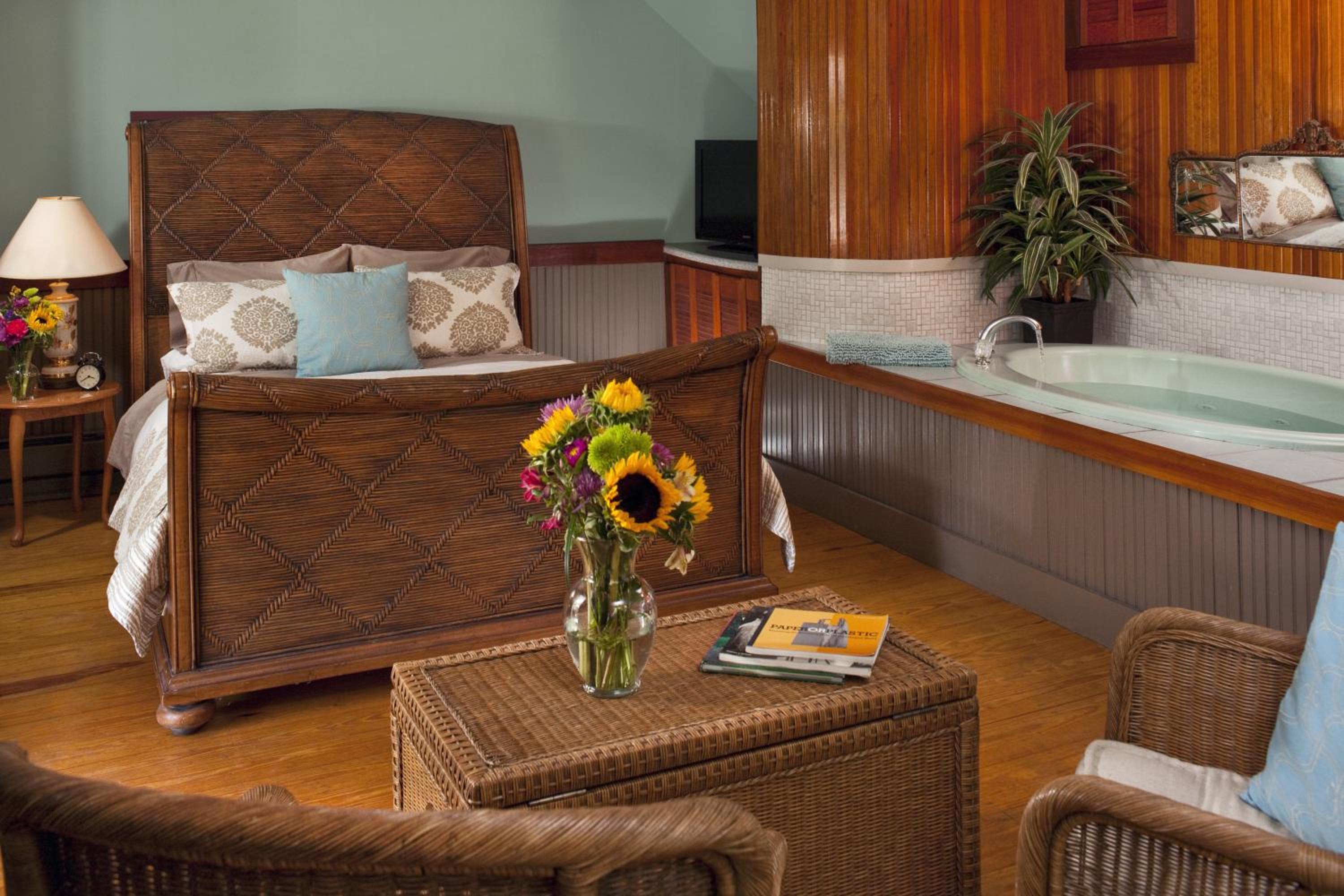 Queen Room with Jetted Tub photo 1