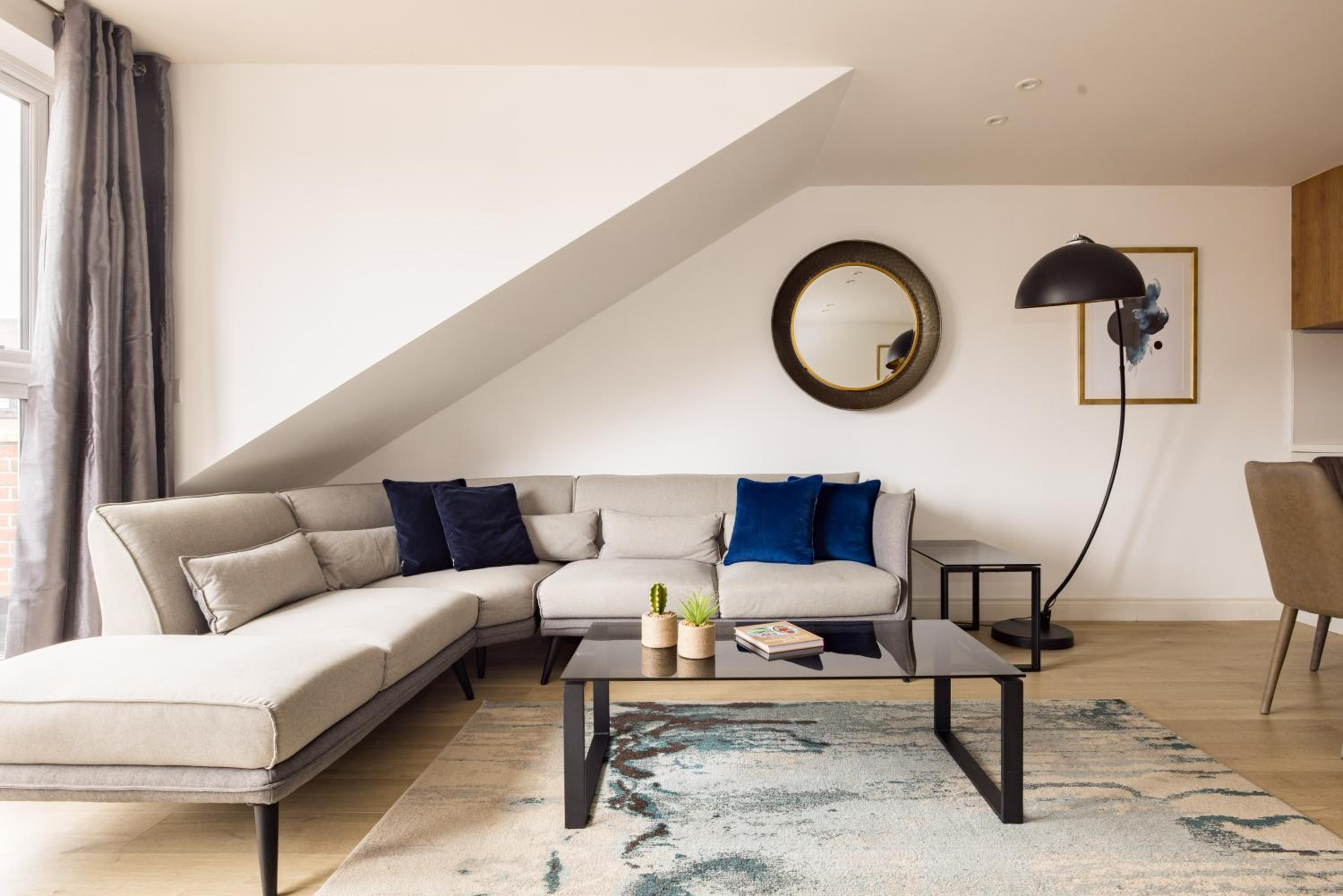 One Bedroom Apartment - Balcony - Photo 6
