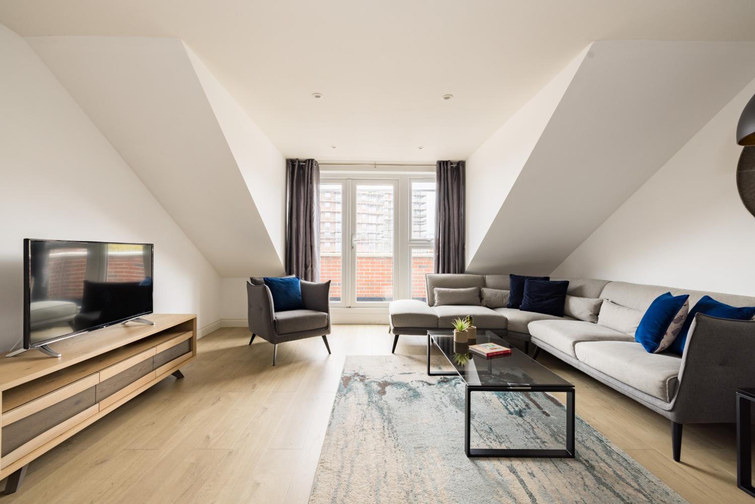 One Bedroom Apartment - Balcony - Photo 12