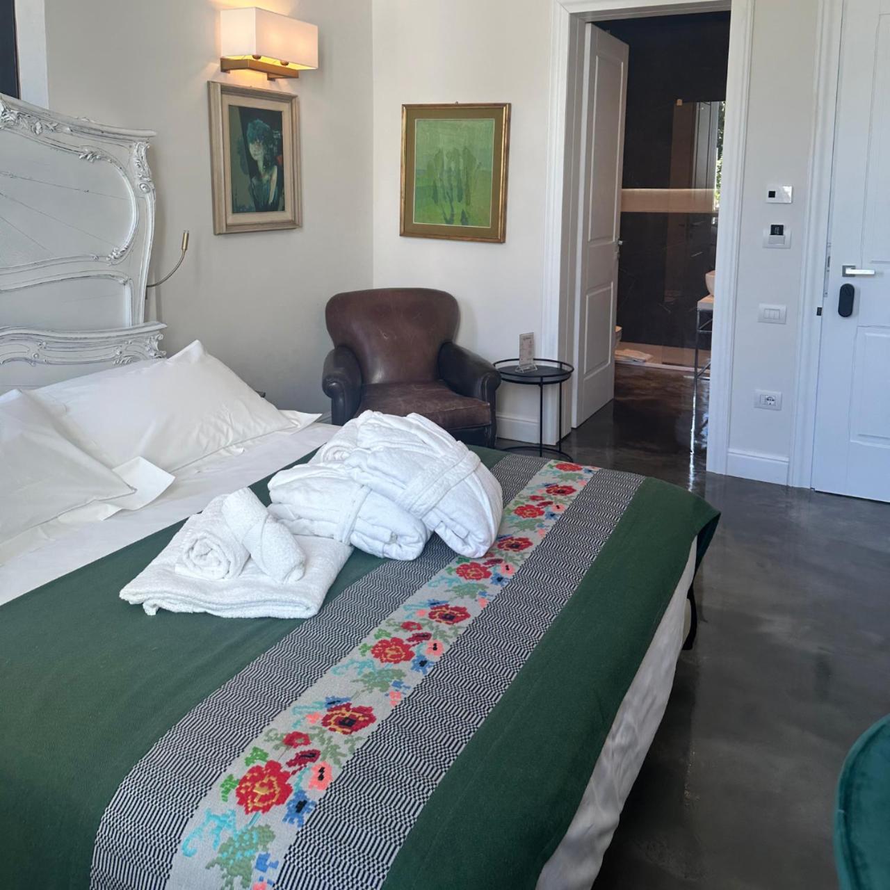 Deluxe Double Room (2 Adults + 1 Child) photo 1