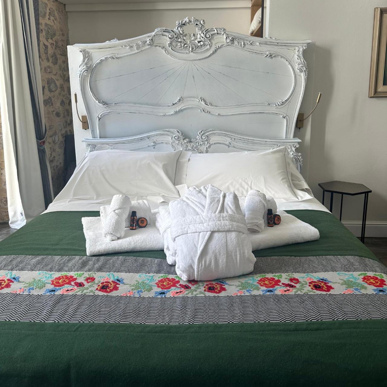 Deluxe Double Room (2 Adults + 1 Child) photo 2