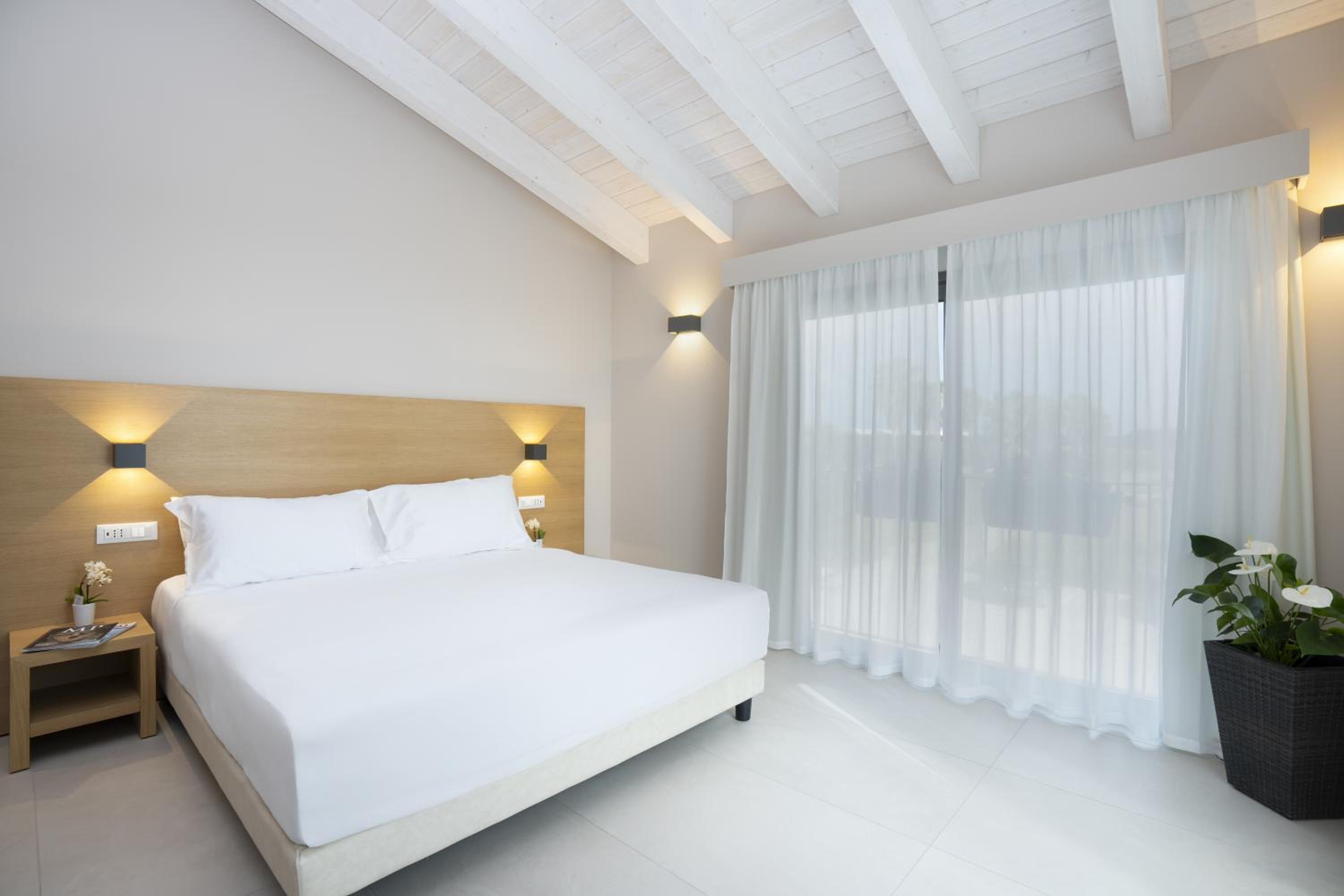 Deluxe Double Room with Balcony photo 3