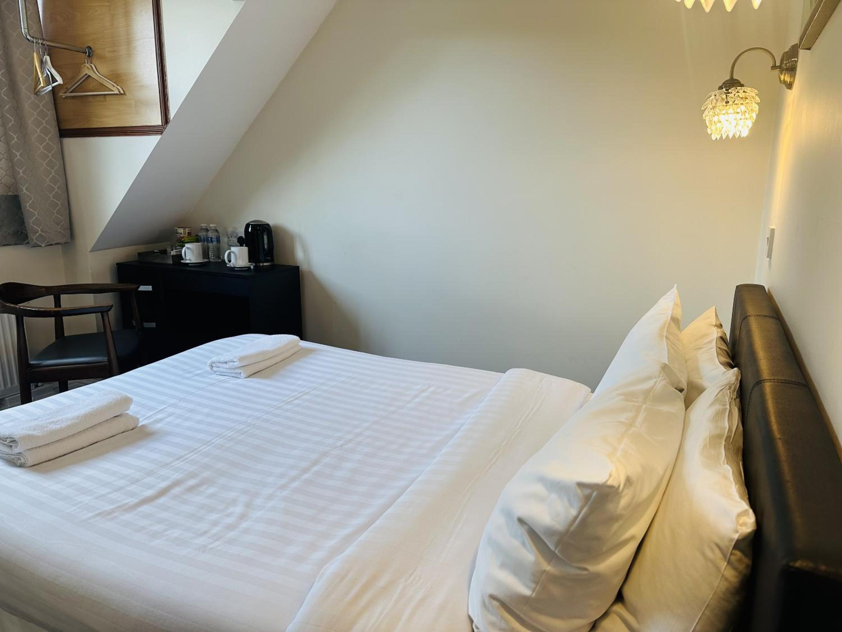 Deluxe Double Room with Shower - Photo 3