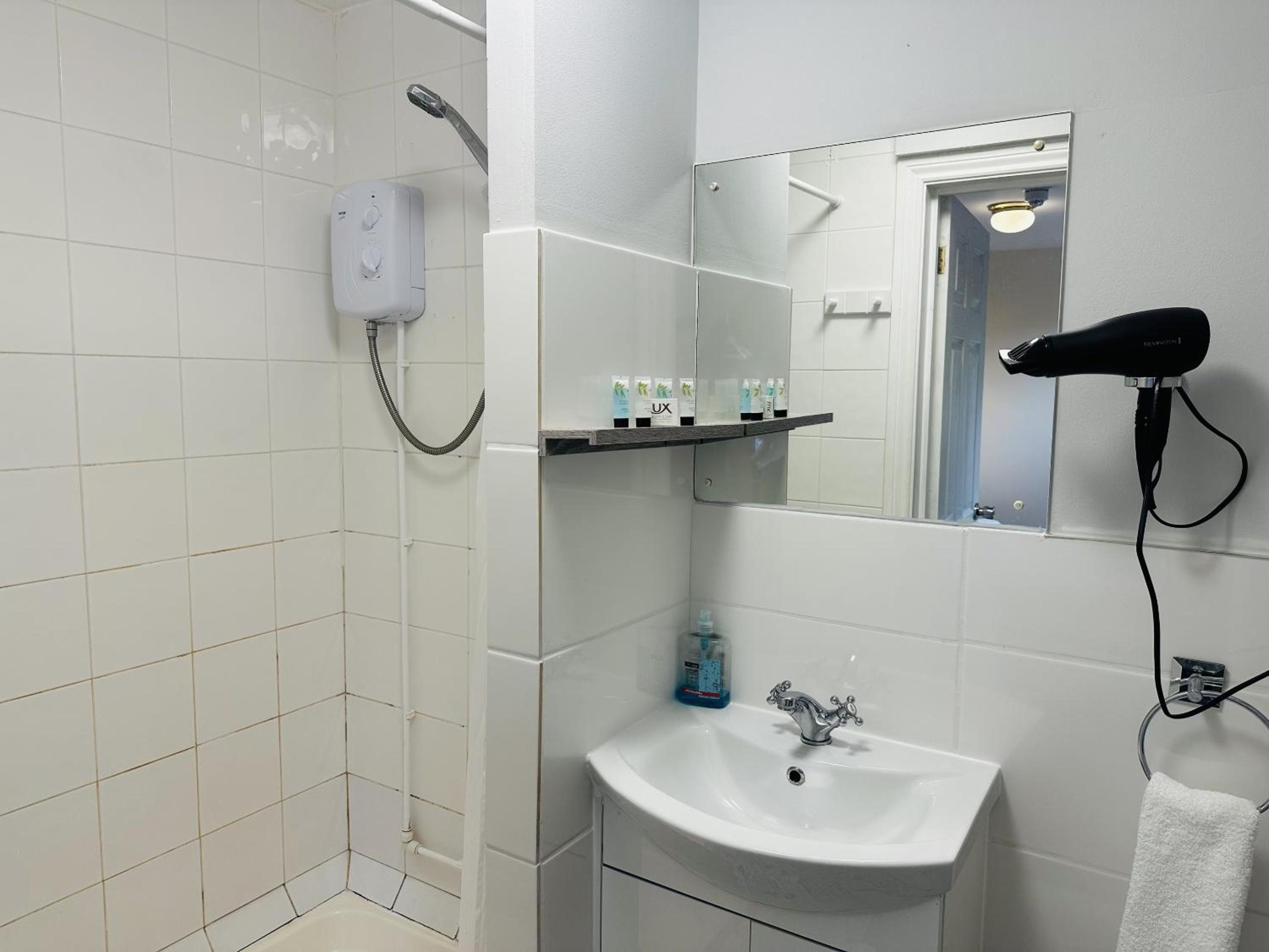 Deluxe Double Room with Shower - Photo 4