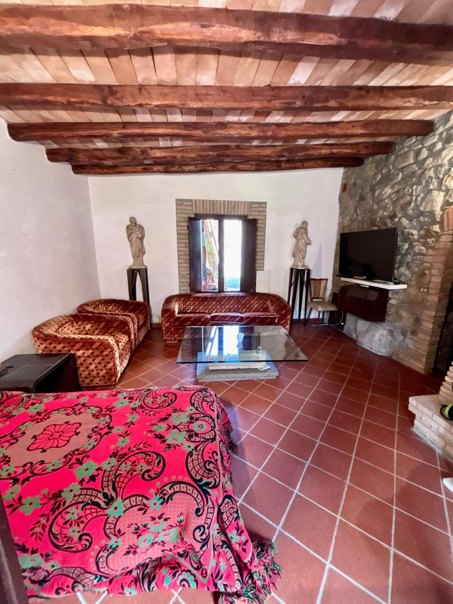 Six-Bedroom House photo 1
