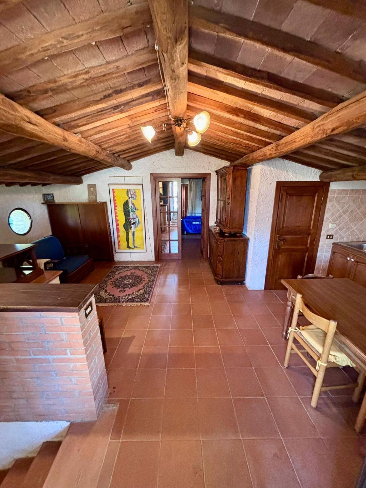 Six-Bedroom House photo 3