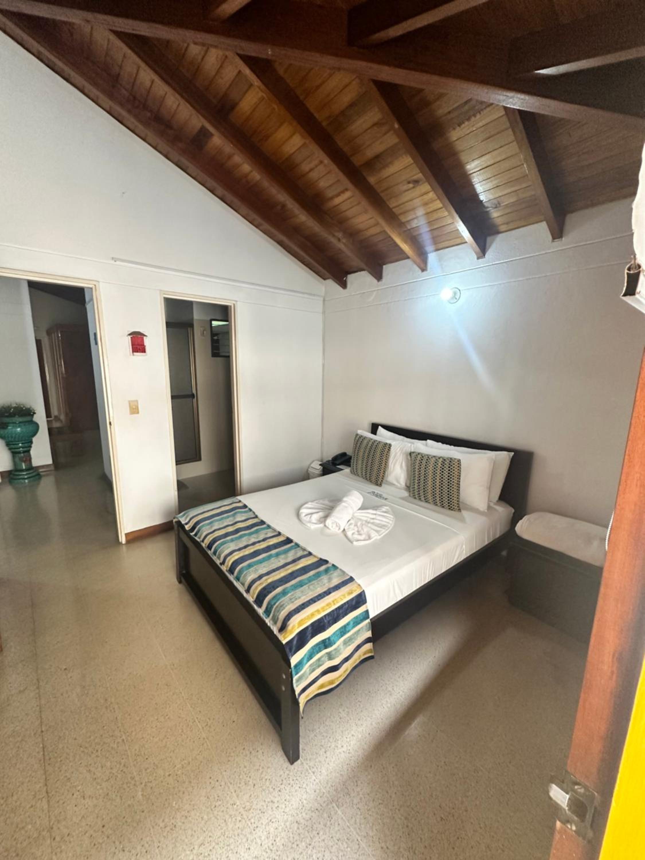 Deluxe Double Room - Photo 9