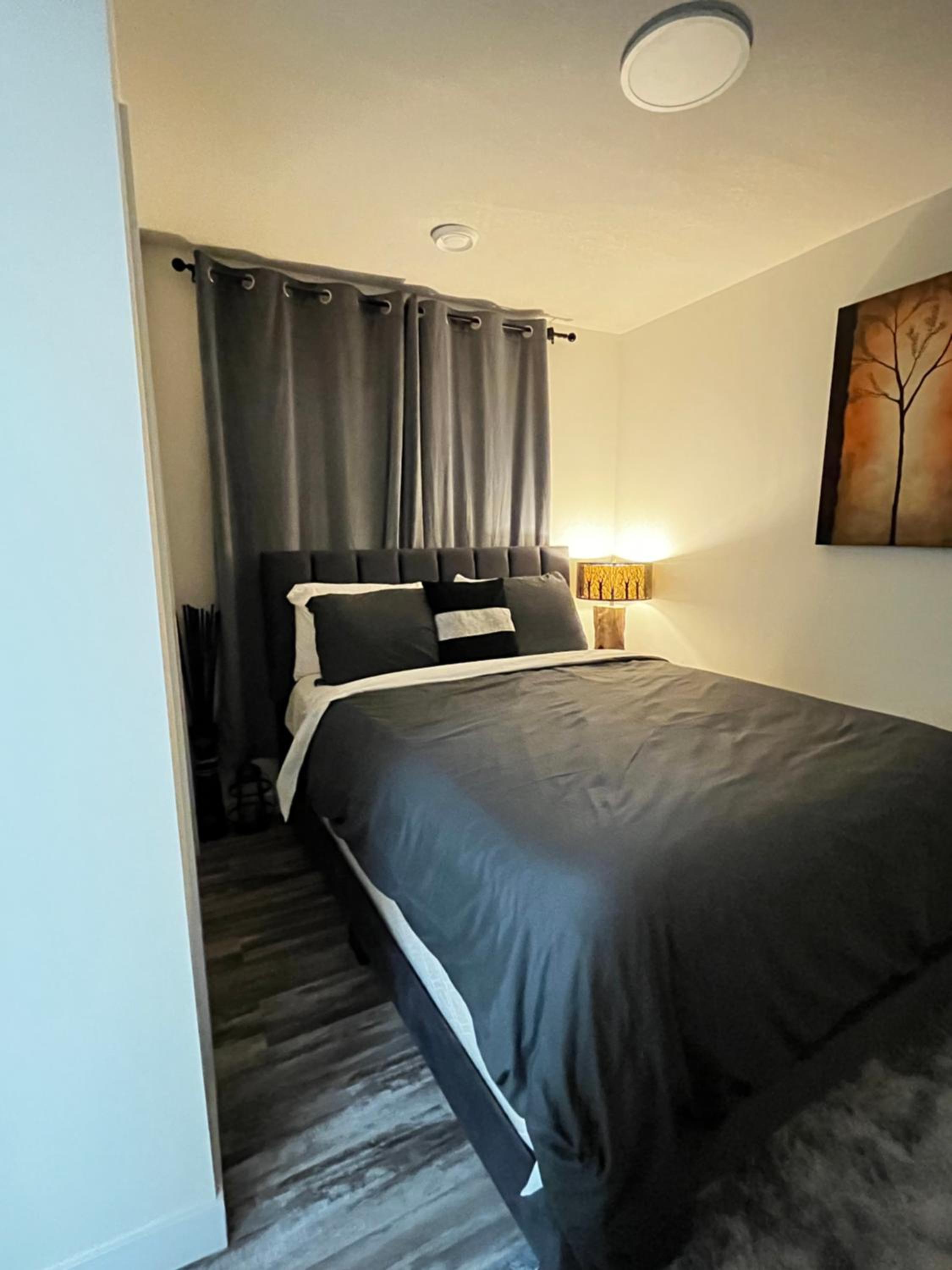 Queen Room with Shared Bathroom photo 2