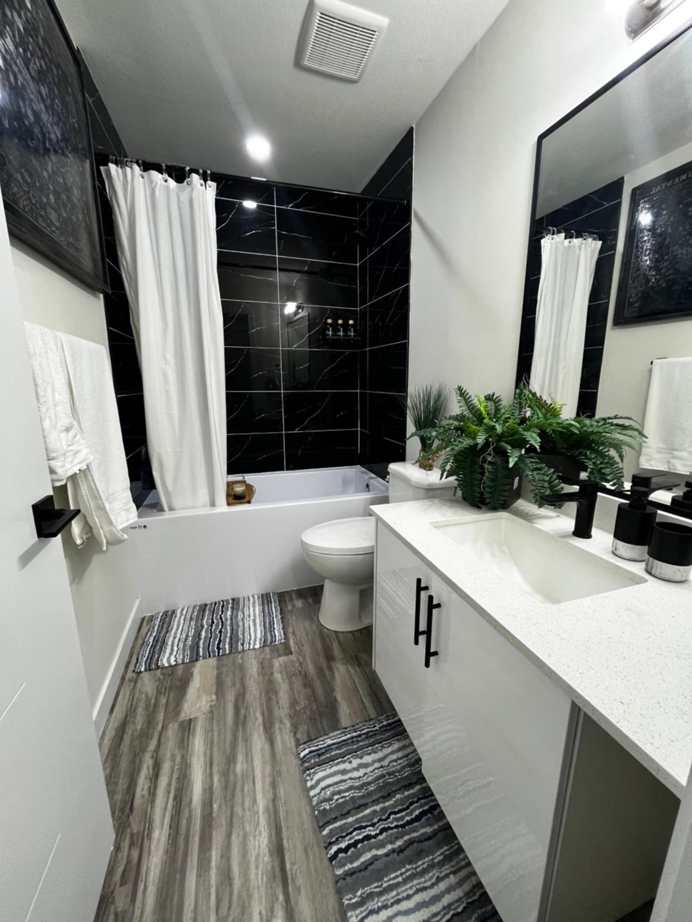 Queen Room with Shared Bathroom photo 2