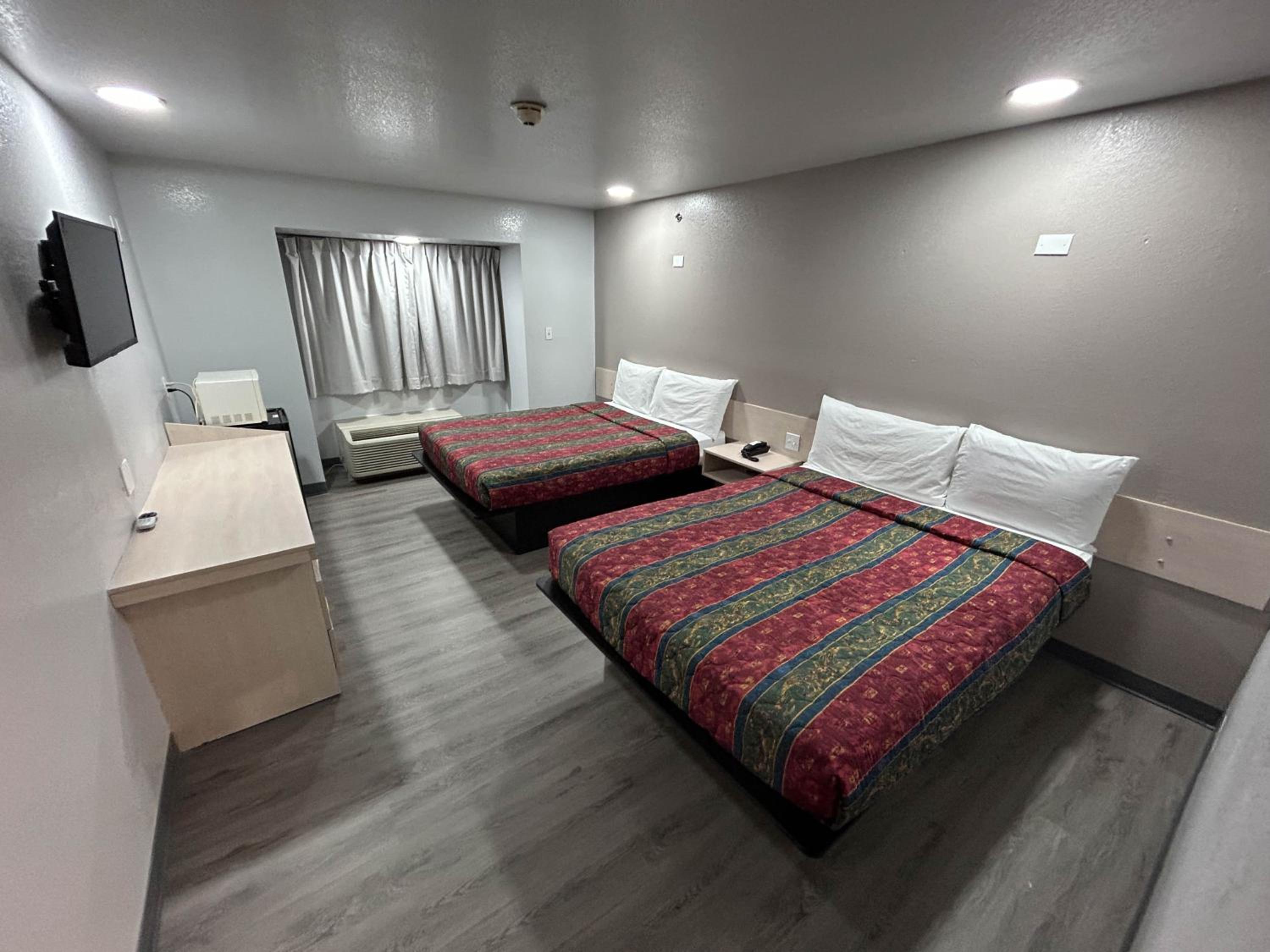 Queen Room with Two Queen Beds - Non-Smoking - Photo 1
