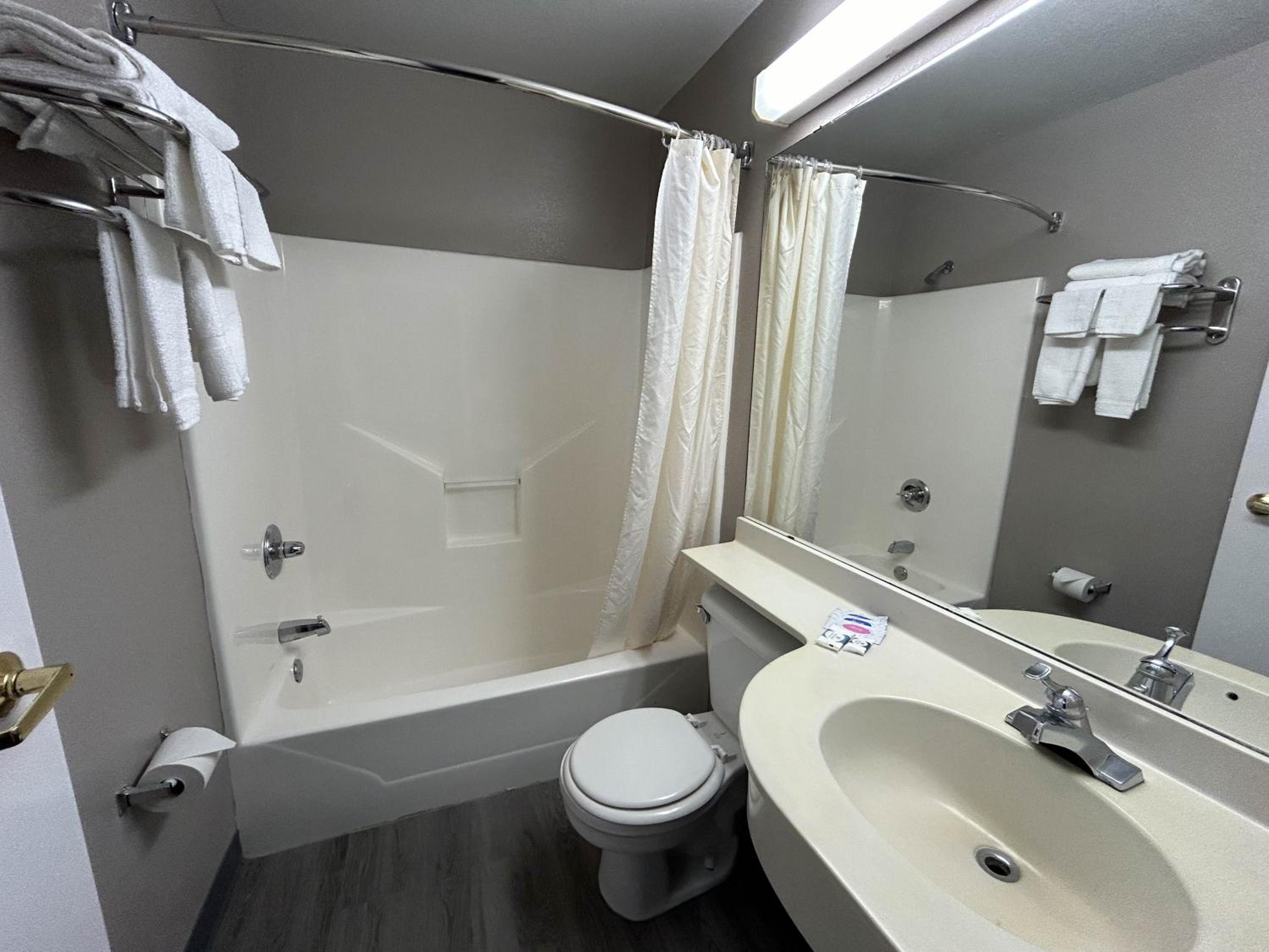 Queen Room with Two Queen Beds - Non-Smoking - Photo 2