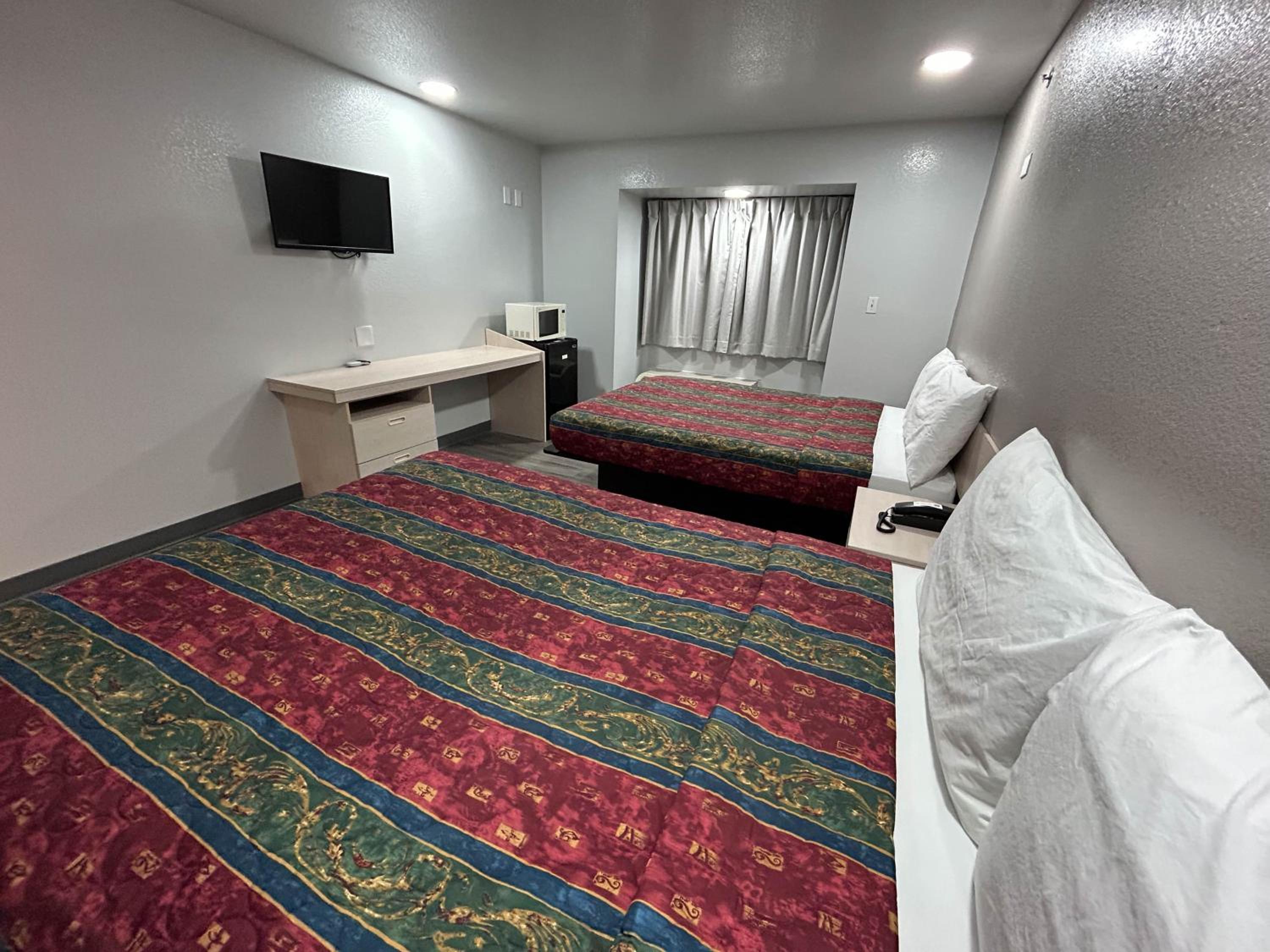 Queen Room with Two Queen Beds - Non-Smoking - Photo 3