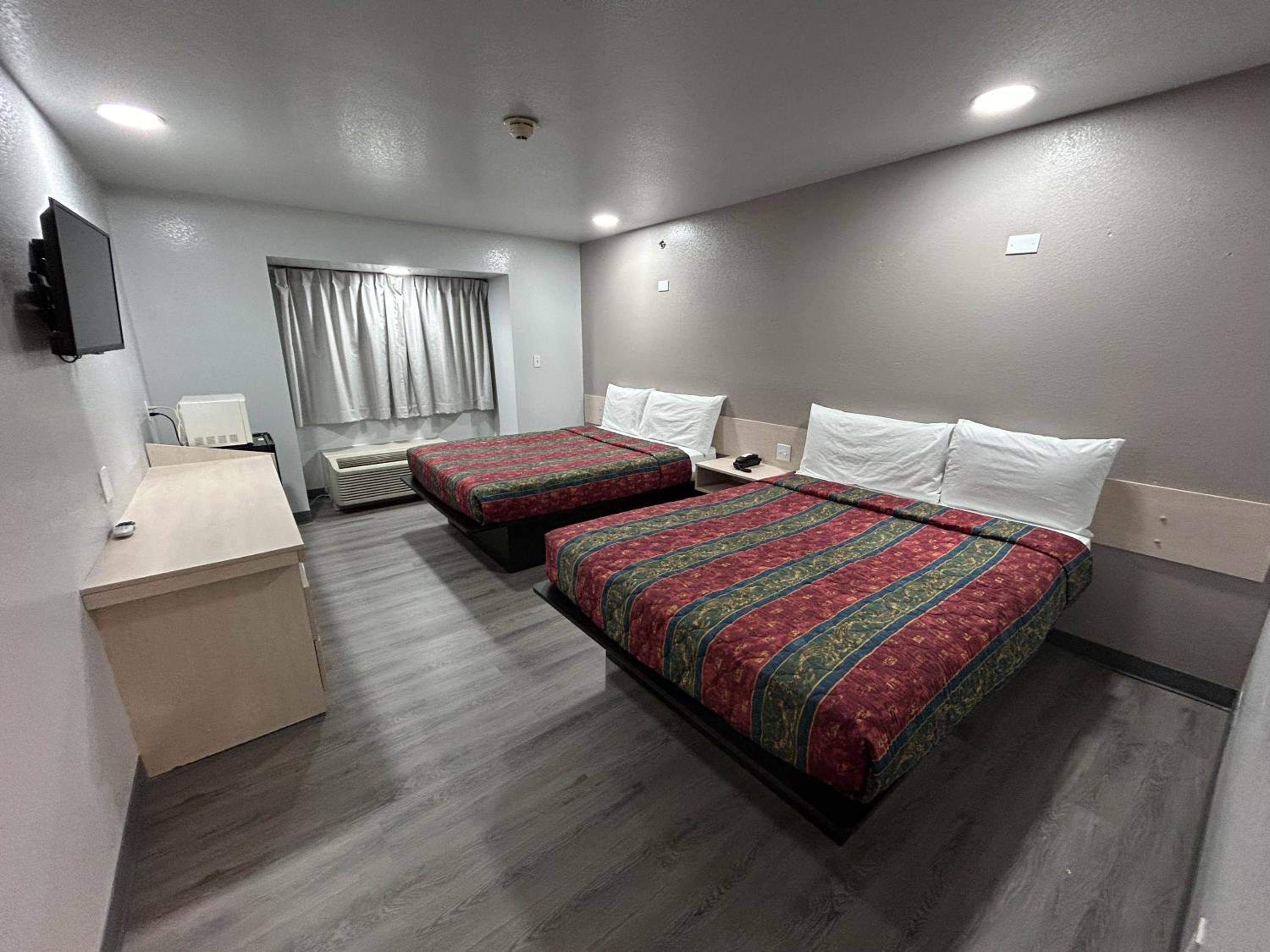 Queen Room with Two Queen Beds - Non-Smoking - Photo 4