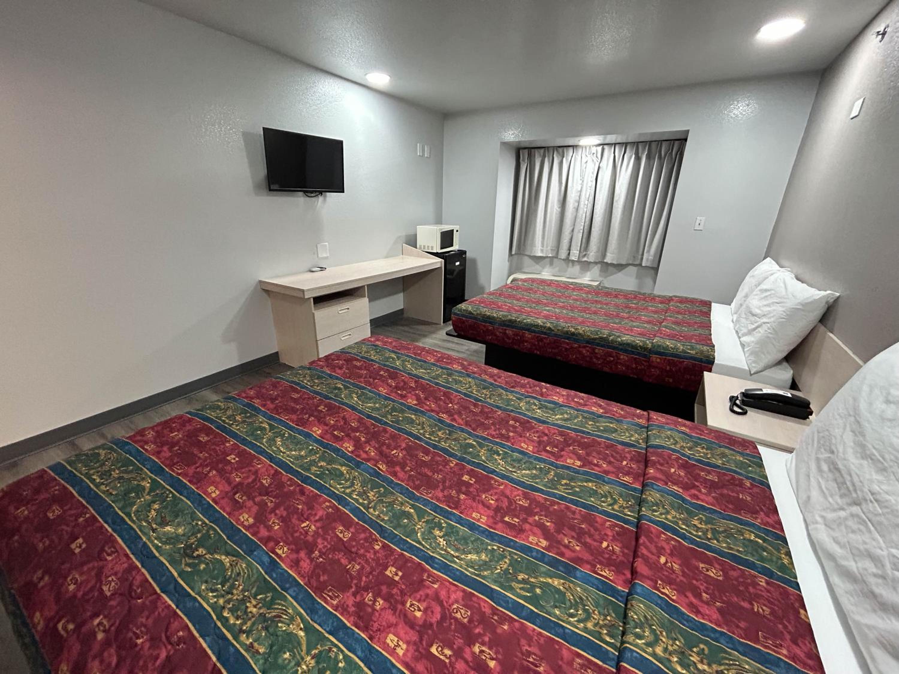 Queen Room with Two Queen Beds - Non-Smoking - Photo 5