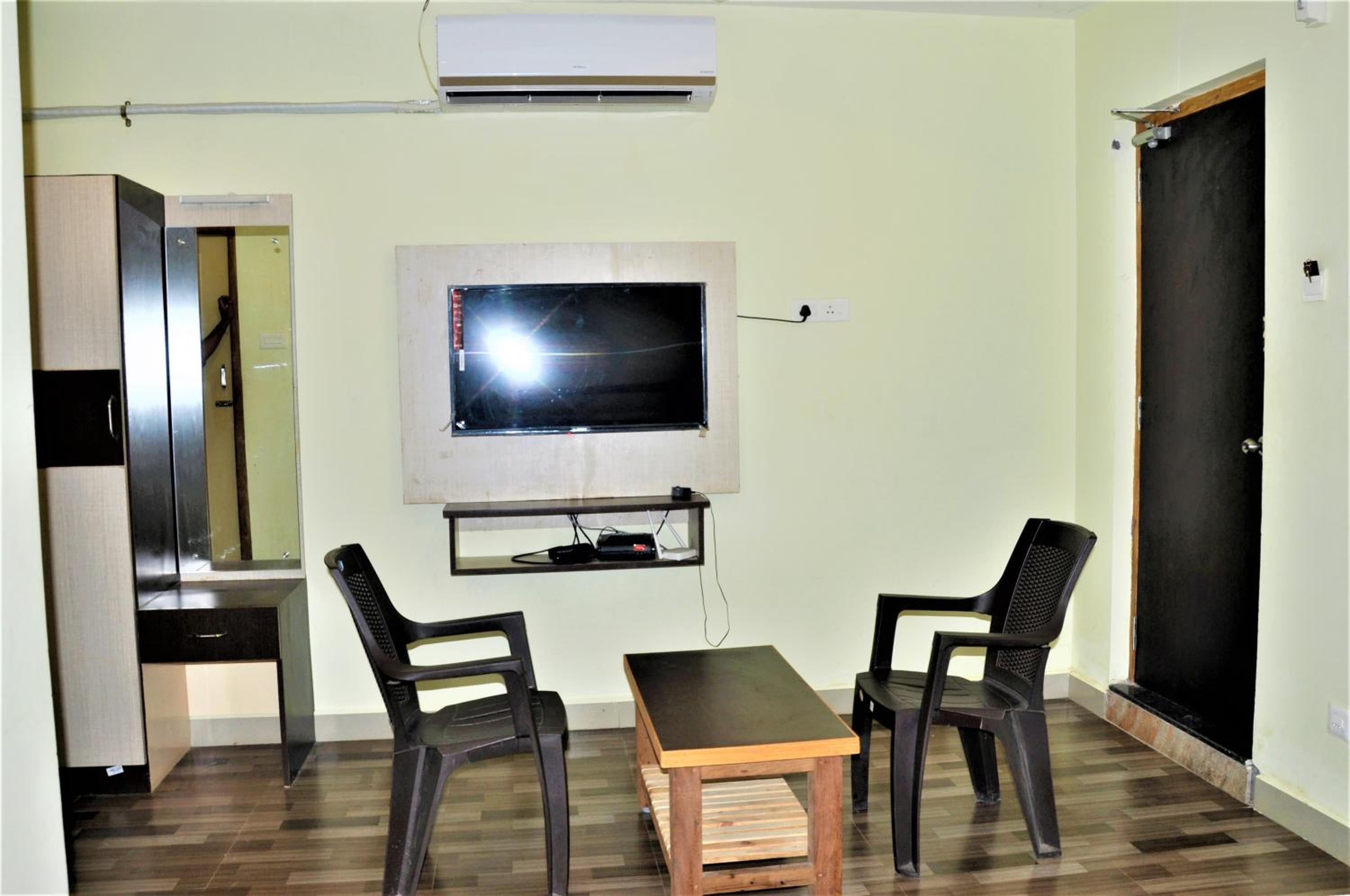 Deluxe Double Room (2 Adults + 1 Child)