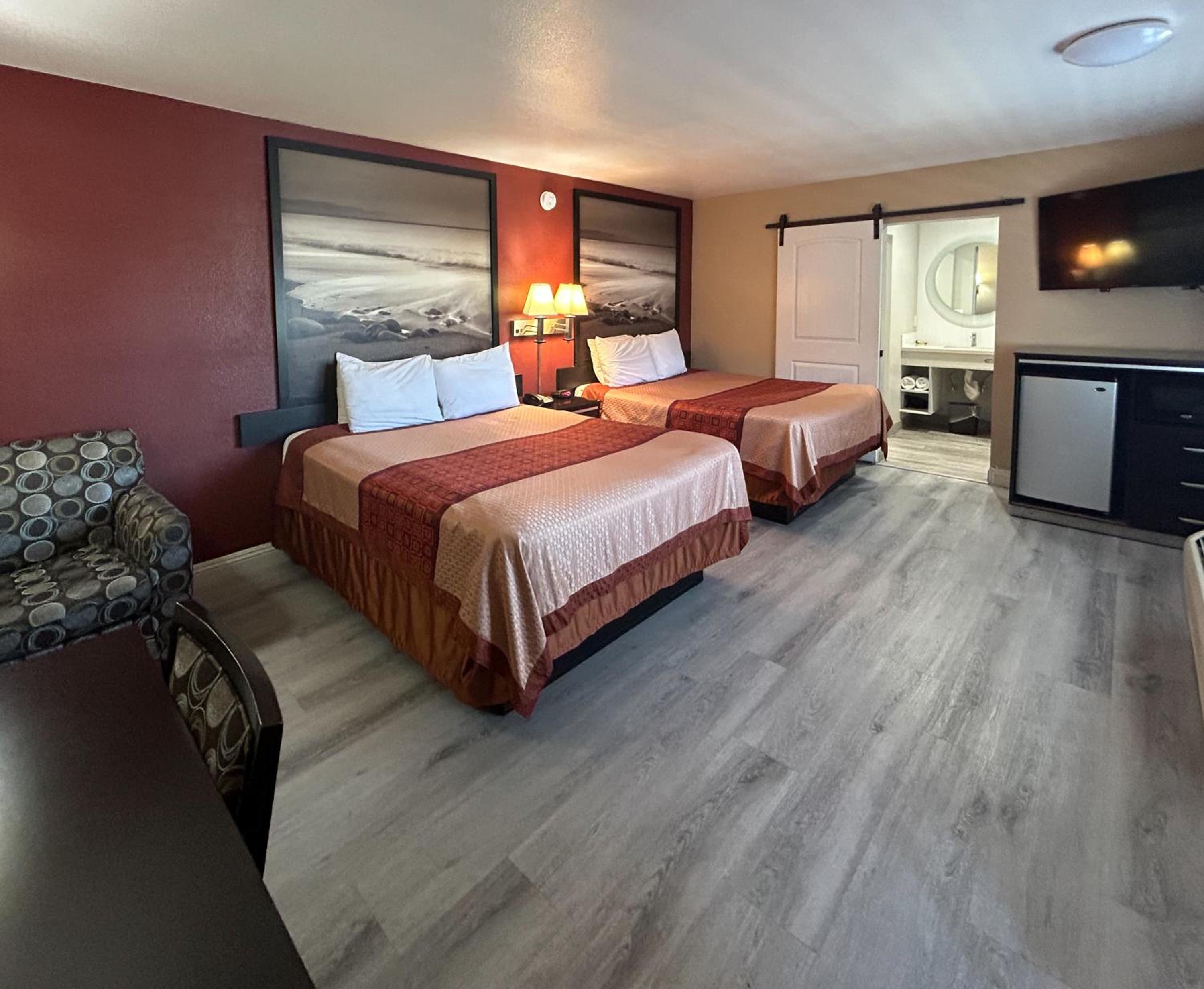 Queen Room with Two Queen Beds - Non-Smoking - Photo 1
