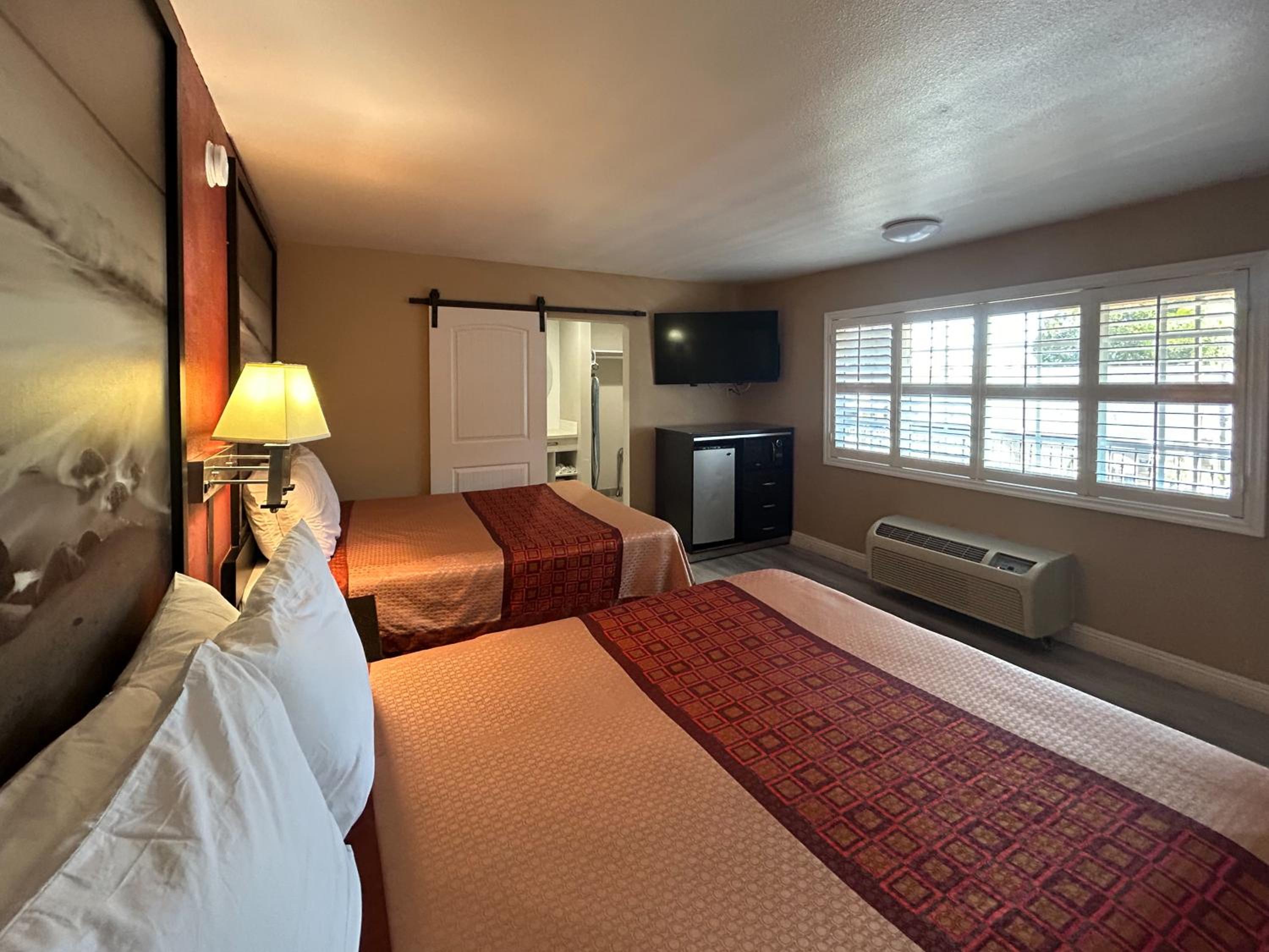 Queen Room with Two Queen Beds - Non-Smoking - Photo 4