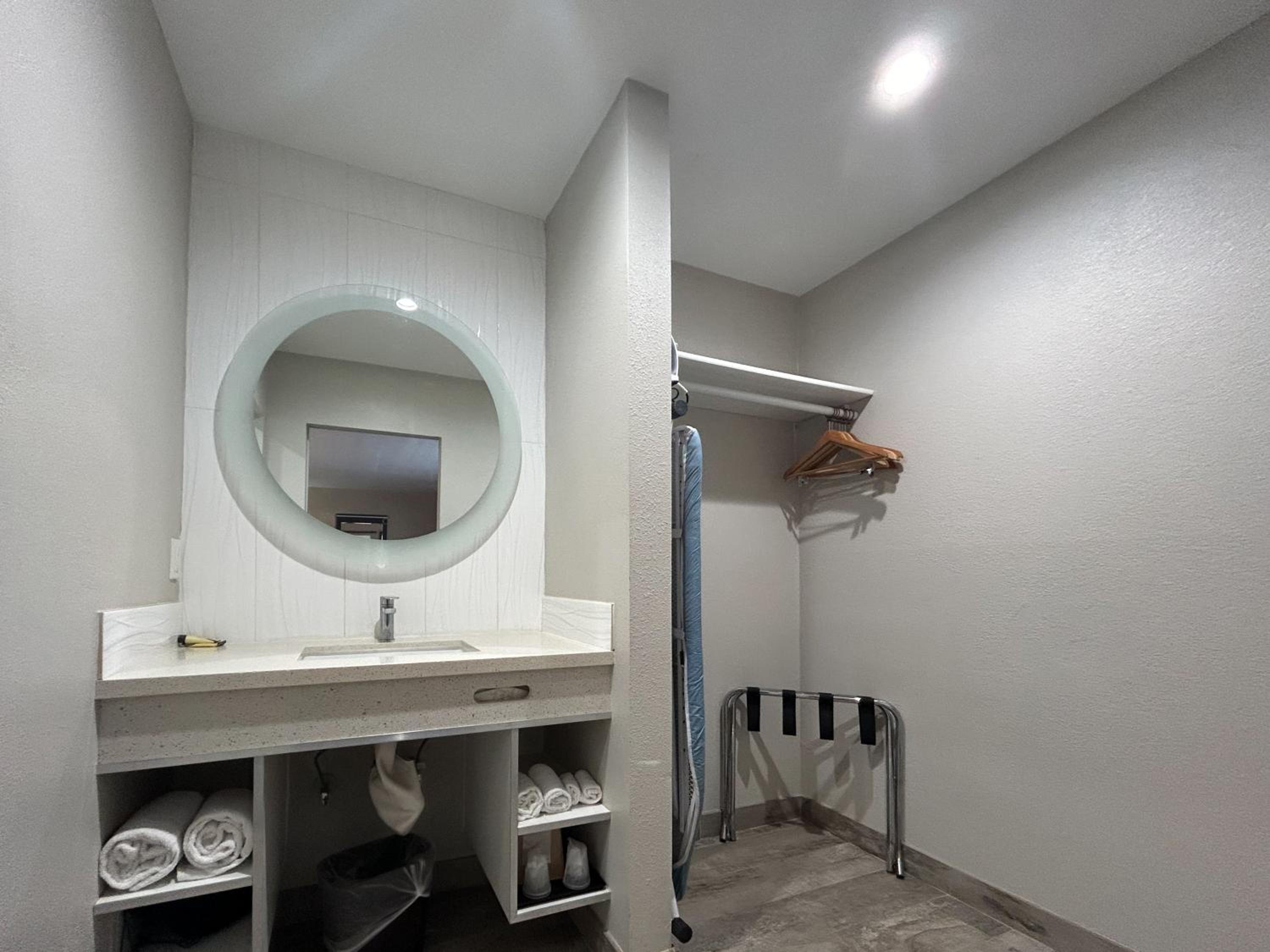King Room - Non-Smoking - Photo 3