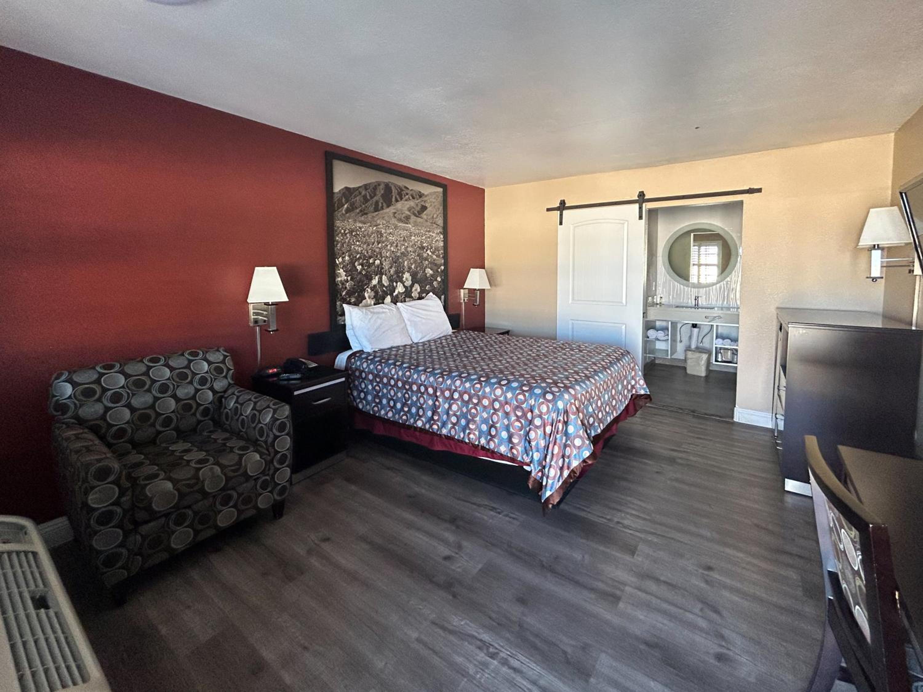 Queen Room - Non-Smoking - Photo 1