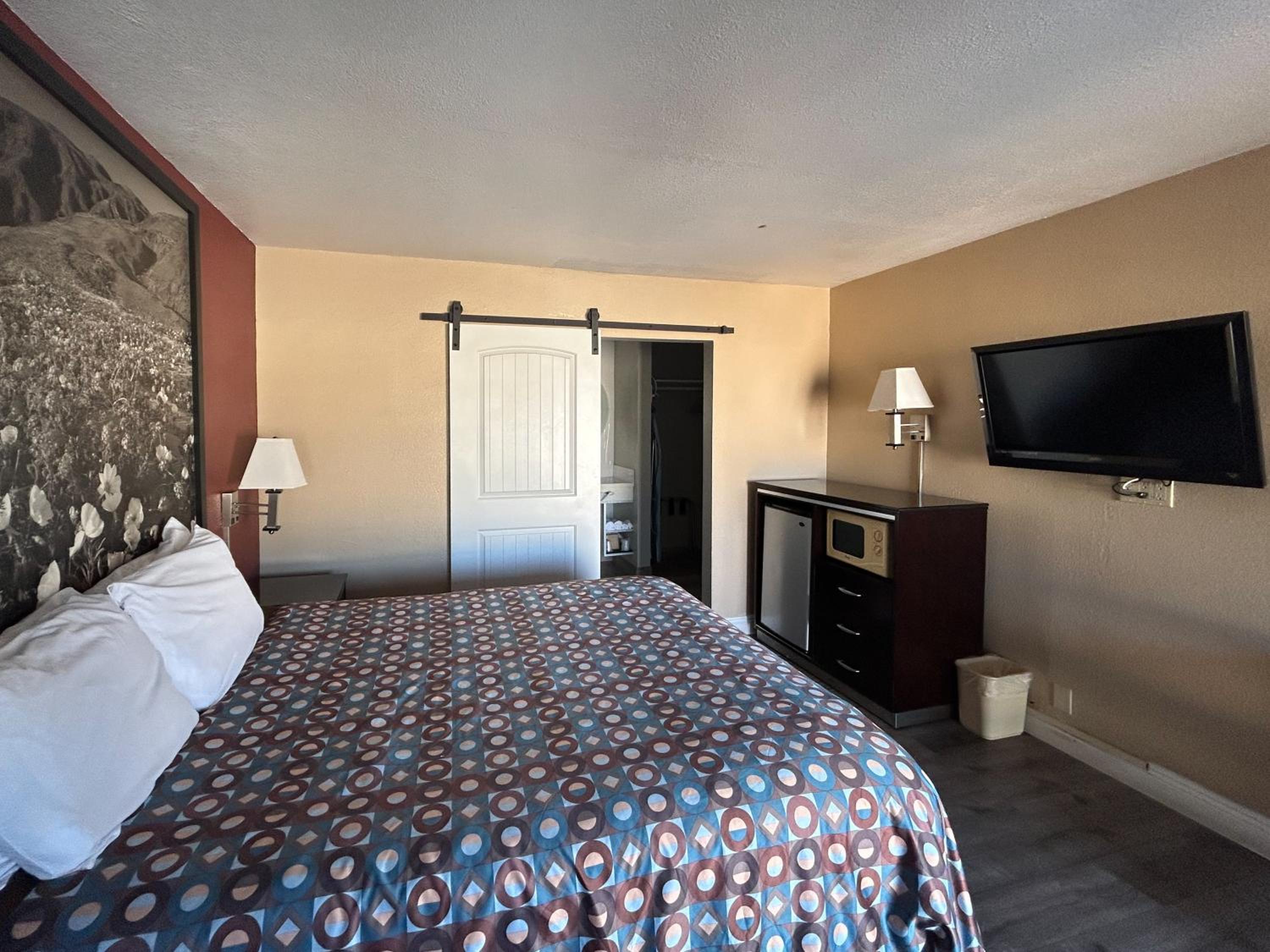 King Room - Non-Smoking - Photo 1