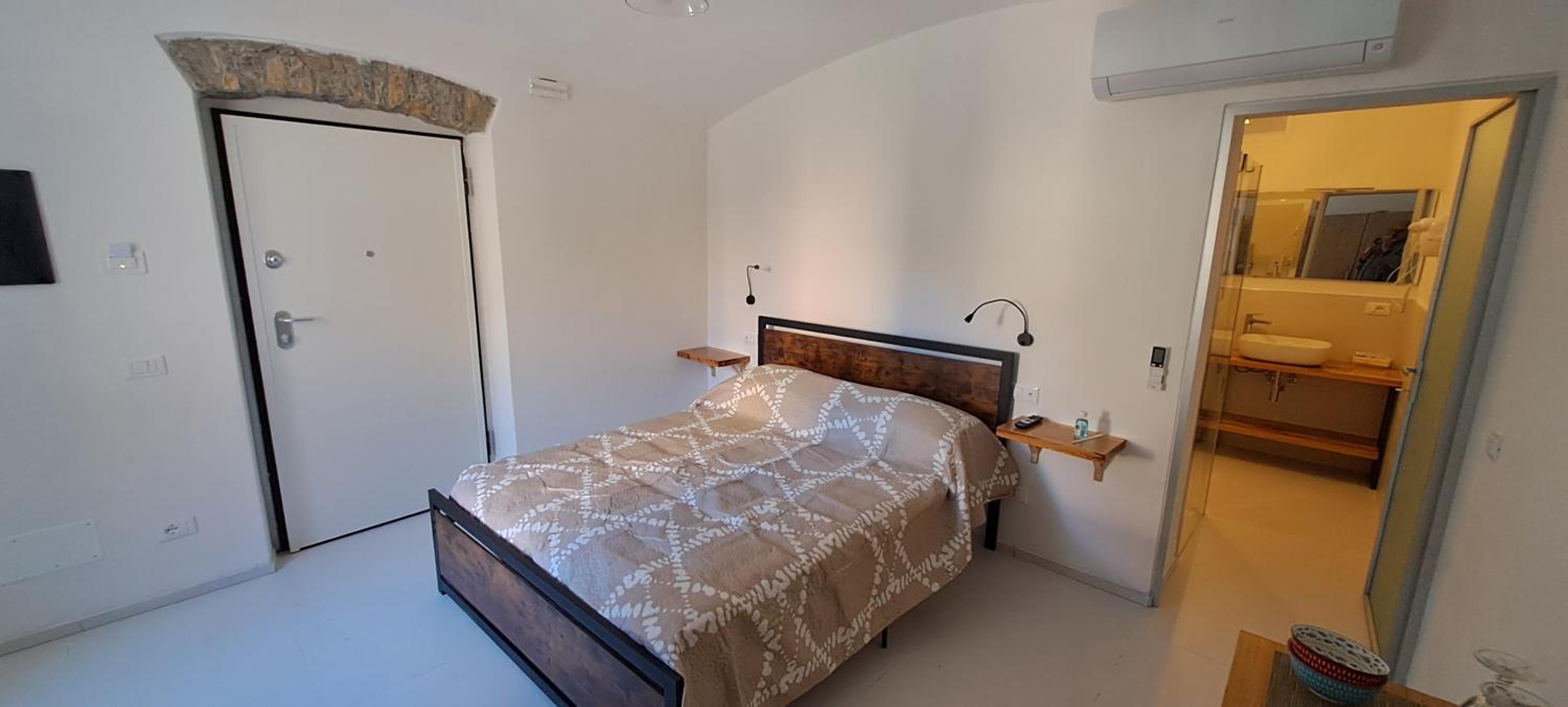 Large Double Room photo 1