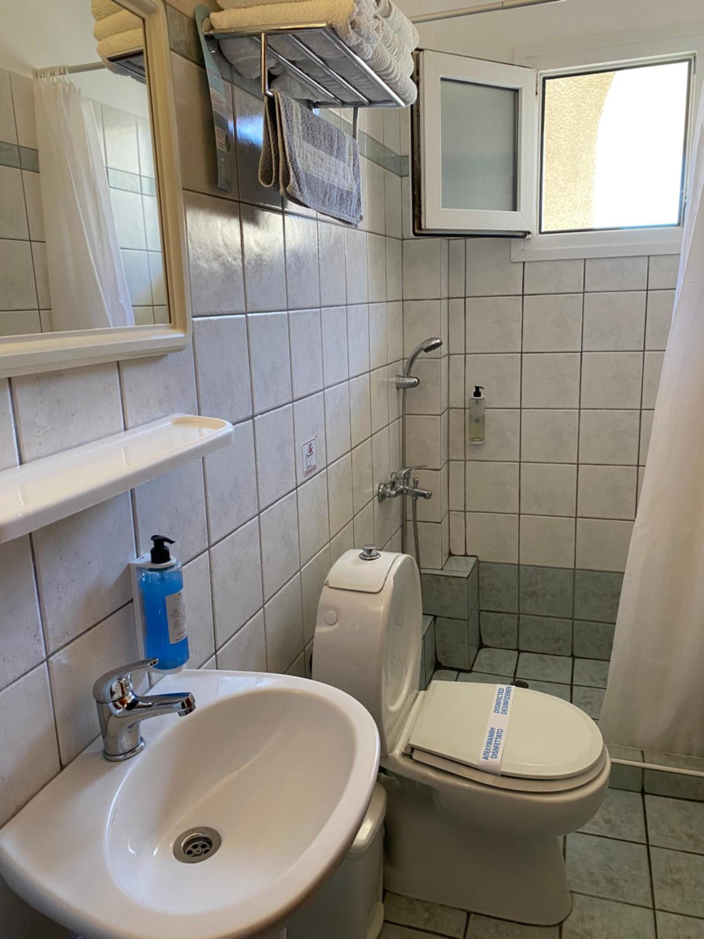 Double or Twin Room - Photo 8