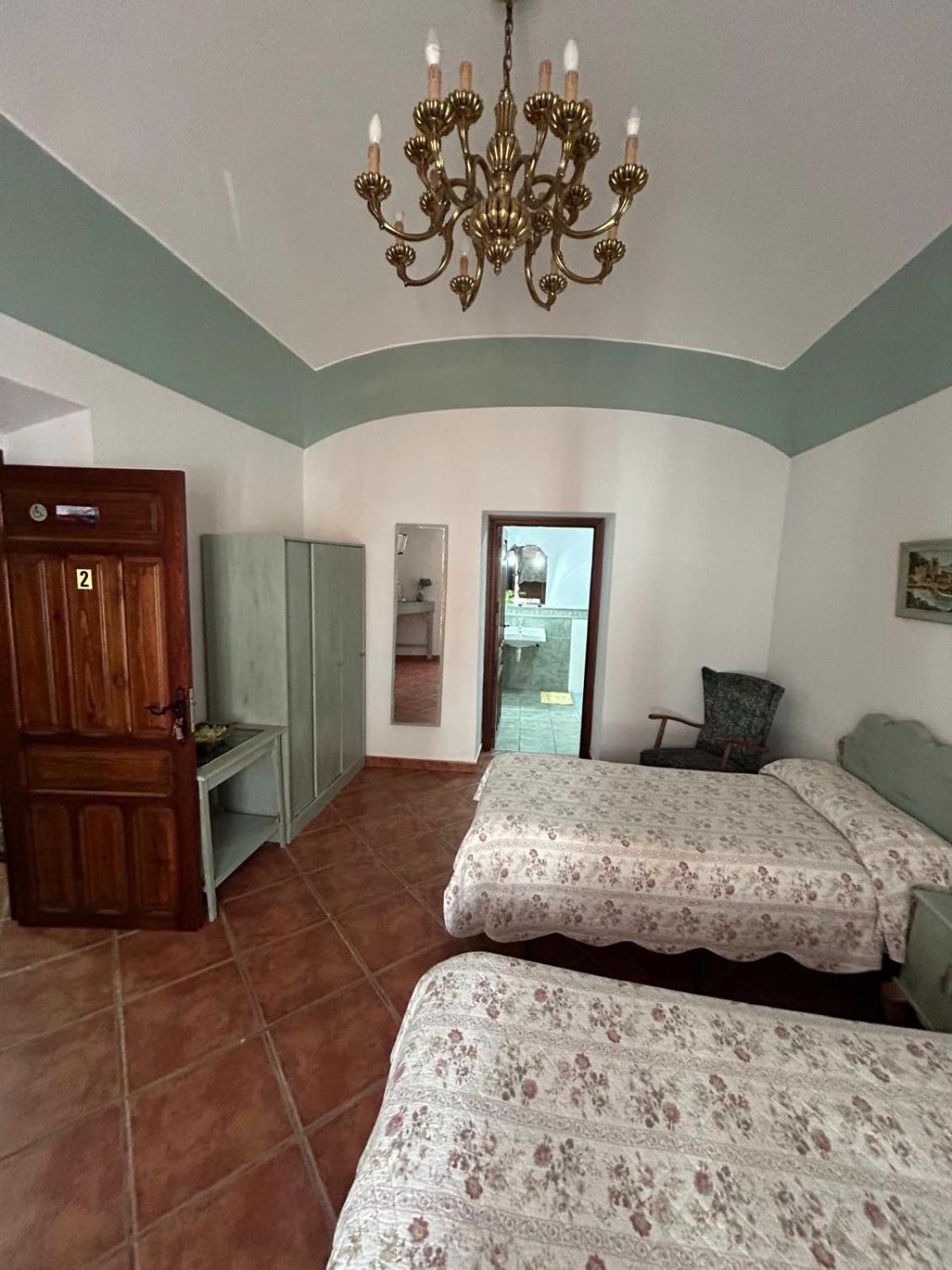 Standard Twin Room - Photo 9