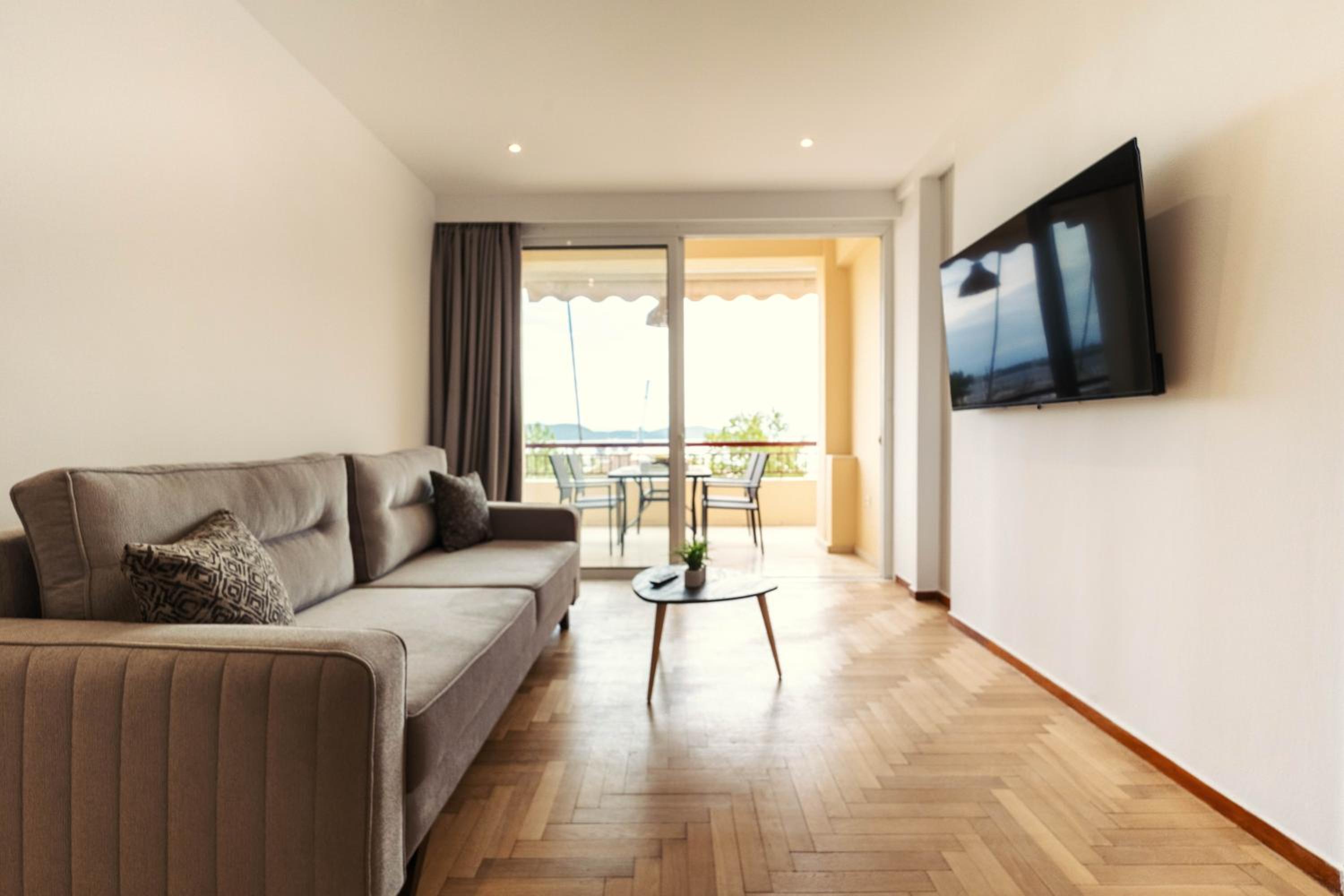 Four-Bedroom Apartment with Balcony  photo 3