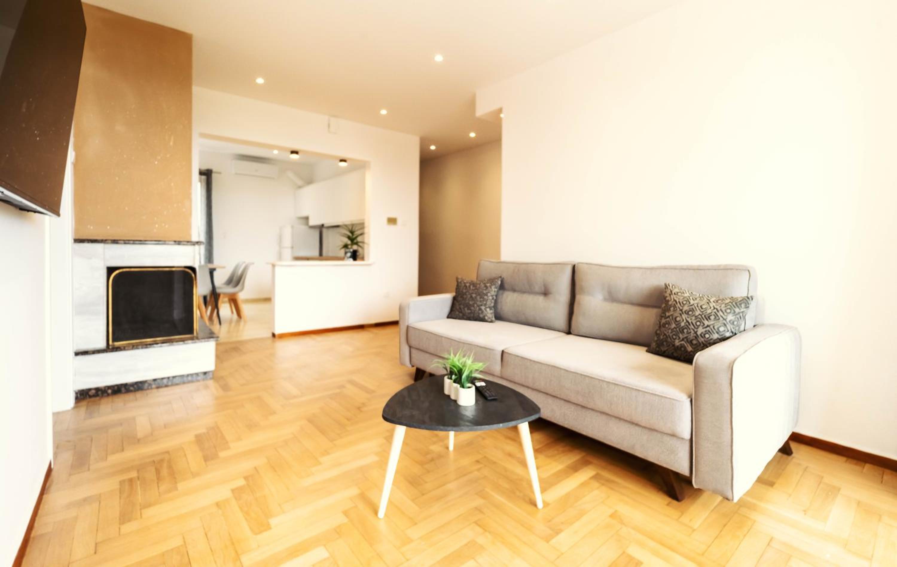 Four-Bedroom Apartment with Balcony  photo 1