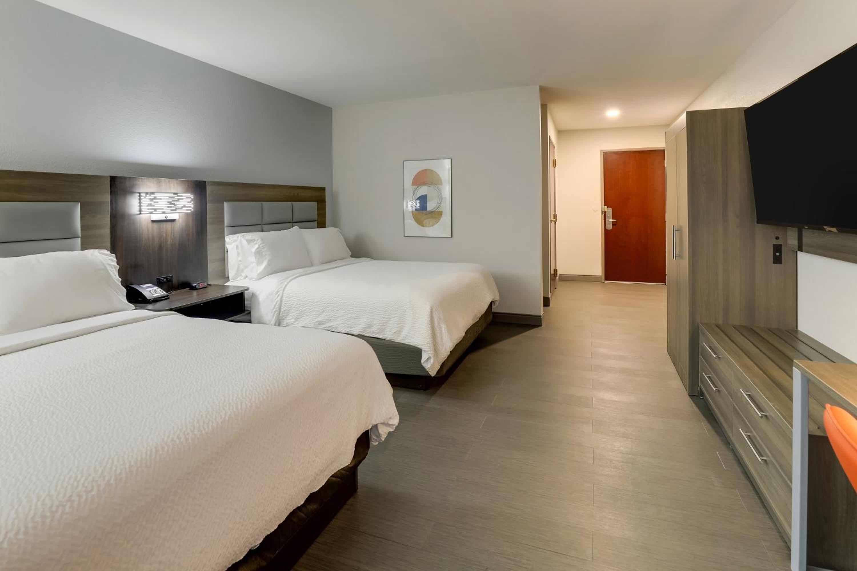 Queen Room with Two Queen Beds - Mobility Access Tub/Non-Smoking - Photo 1