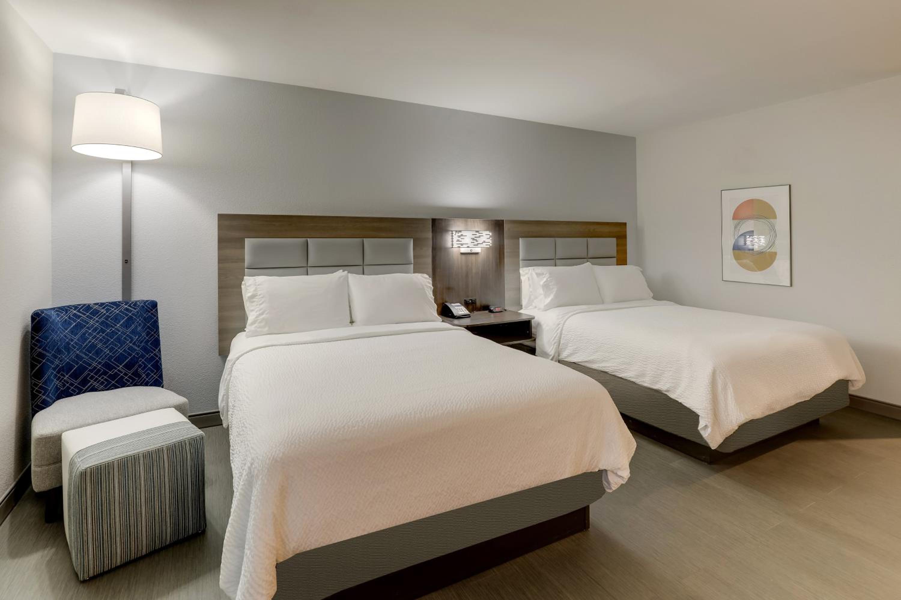 Queen Room with Two Queen Beds - Mobility Access Tub/Non-Smoking - Photo 2