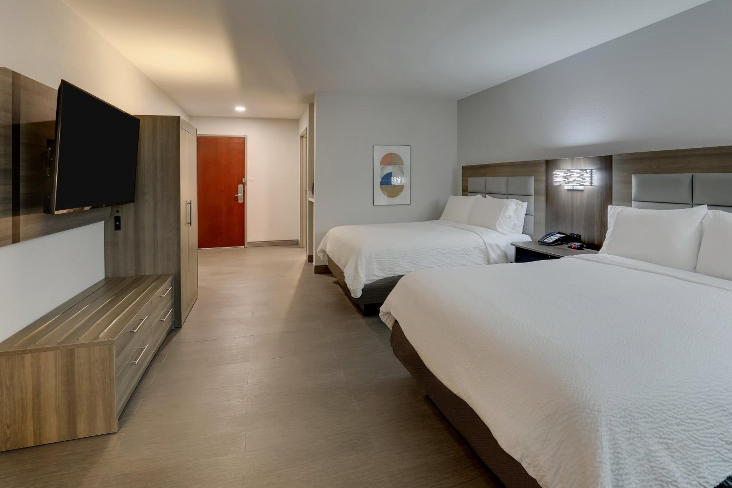 Standard Room with Two Queen Beds - Photo 2