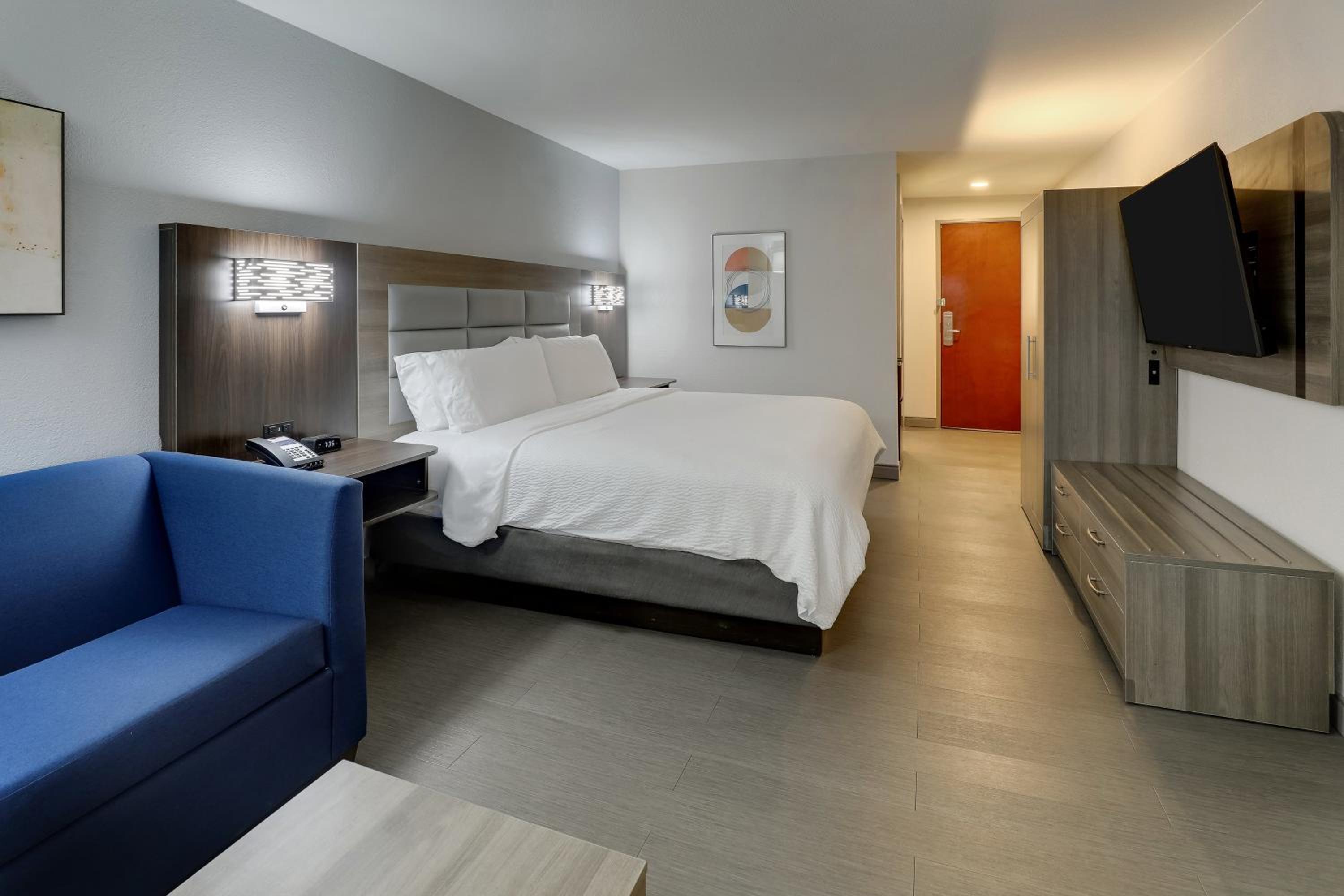 Standard King Room with Sofa Bed - Photo 5