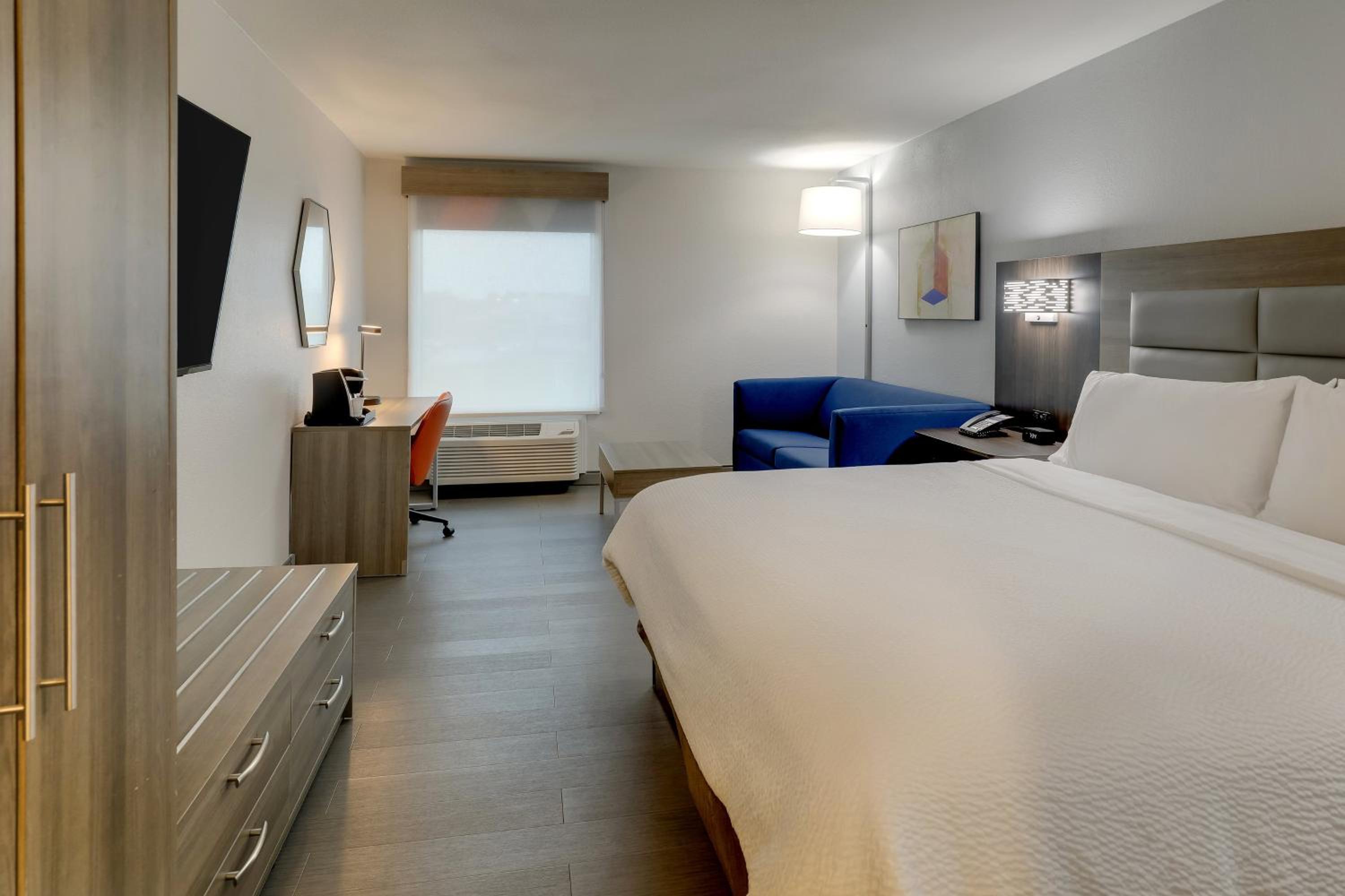 Standard King Room with Sofa Bed - Photo 6