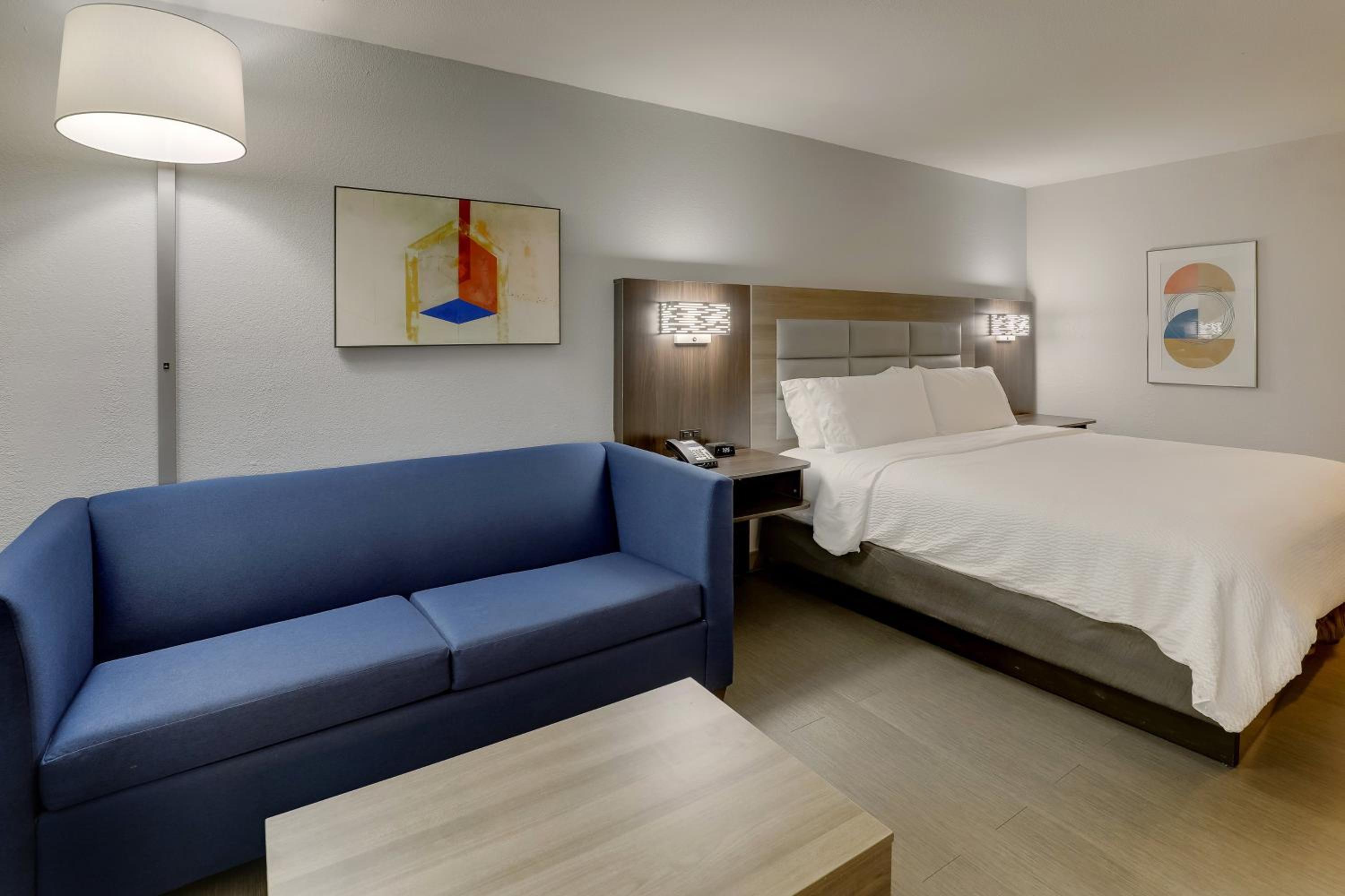 Standard King Room with Sofa Bed - Photo 1