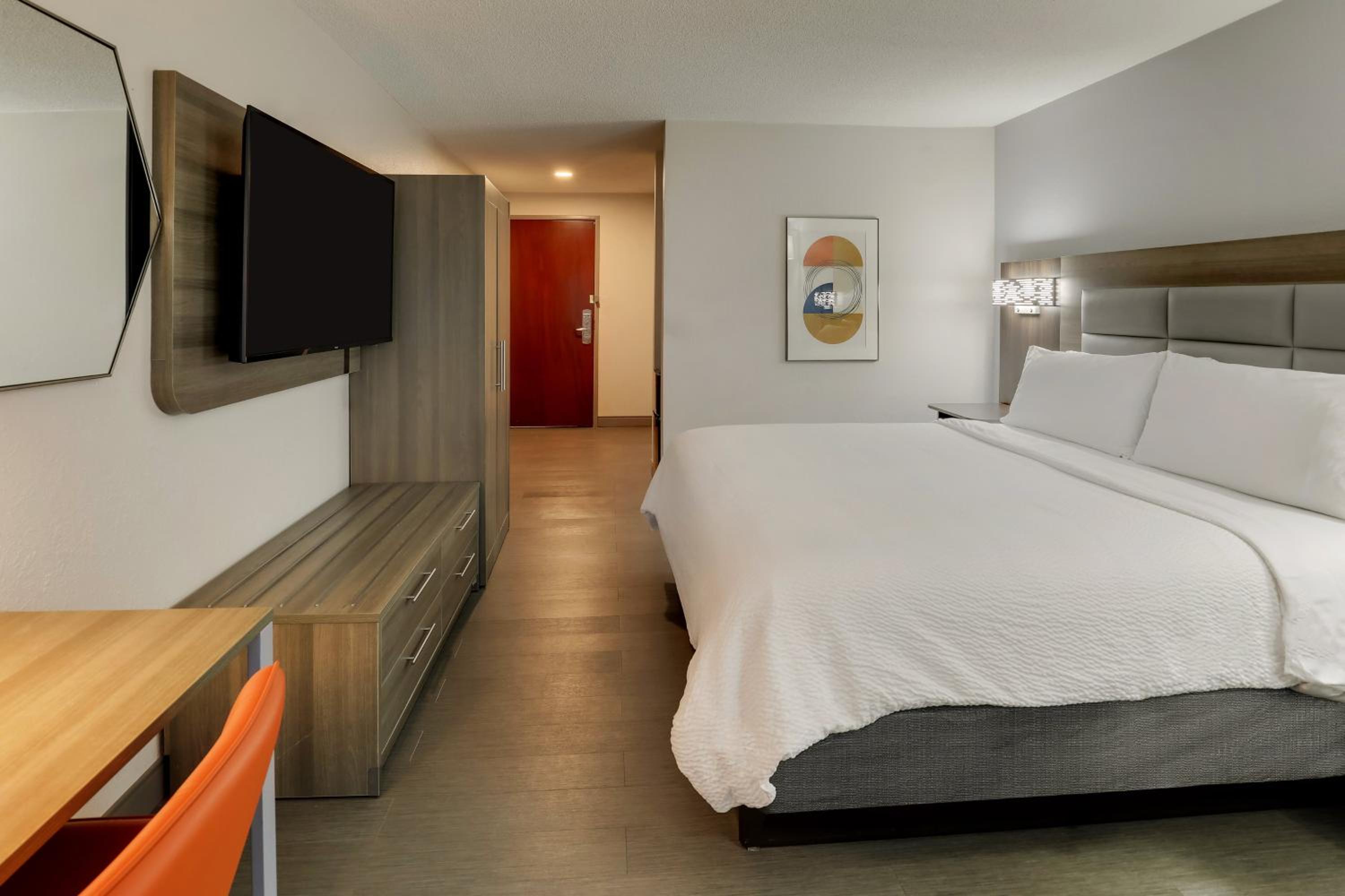 King Room - Mobility Access/Hearing Accessible - Photo 3