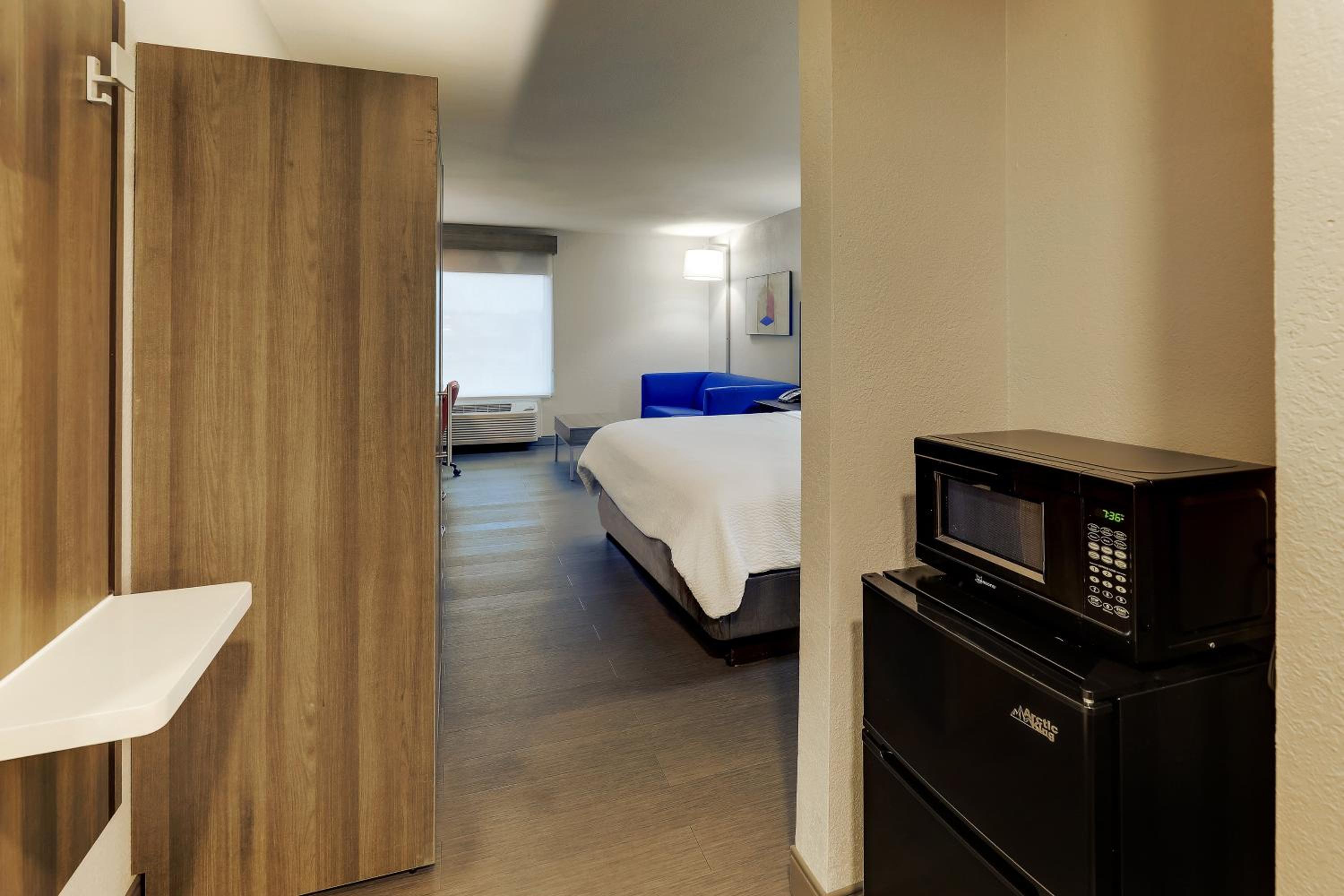 Standard King Room with Sofa Bed - Photo 4