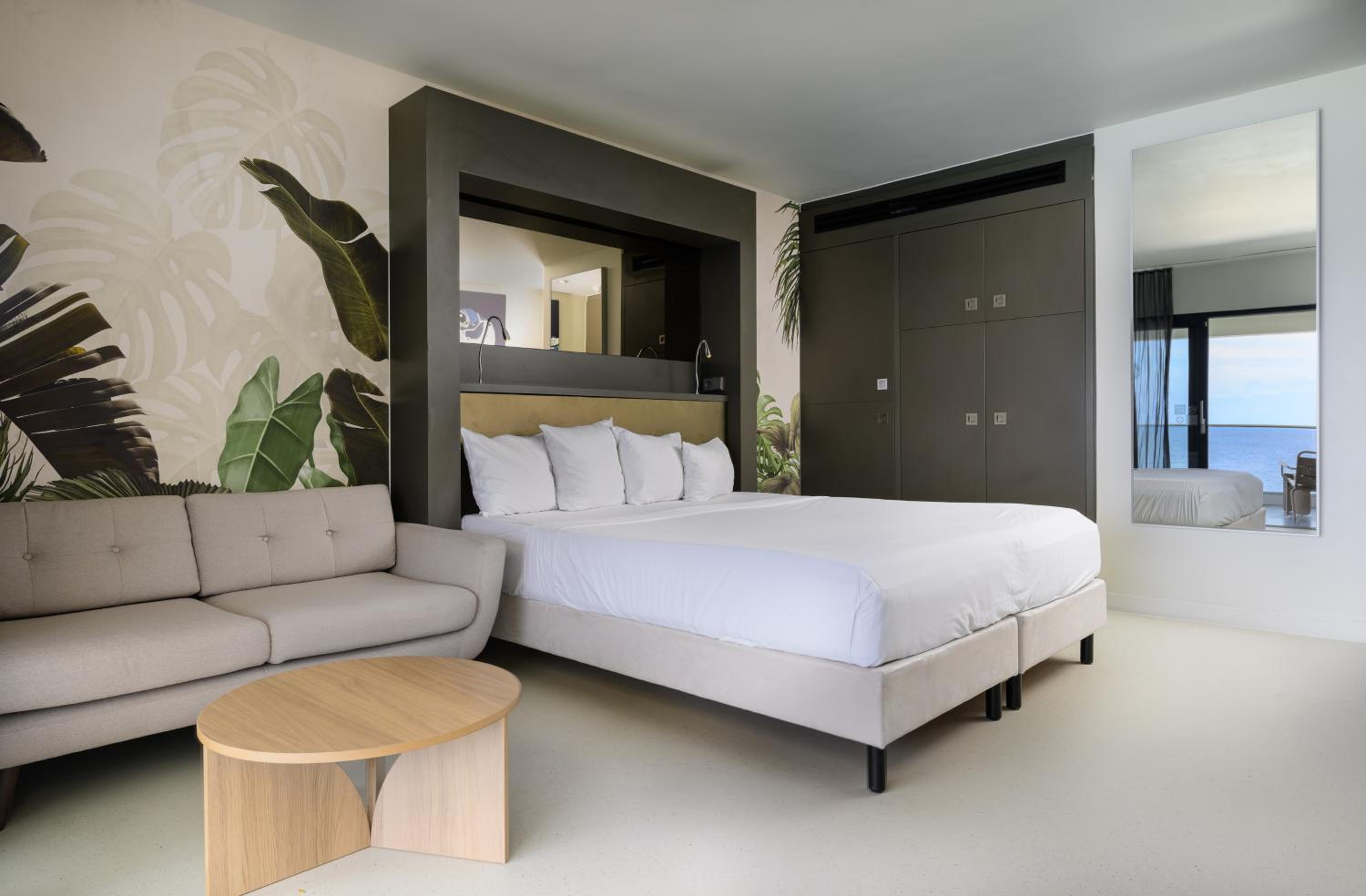 King Room - Ocean Front thumbnail 6