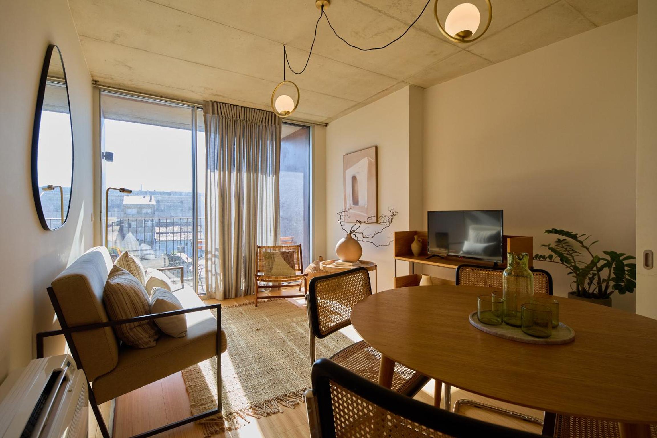 One-Bedroom Apartment with Balcony and Street View photo 3