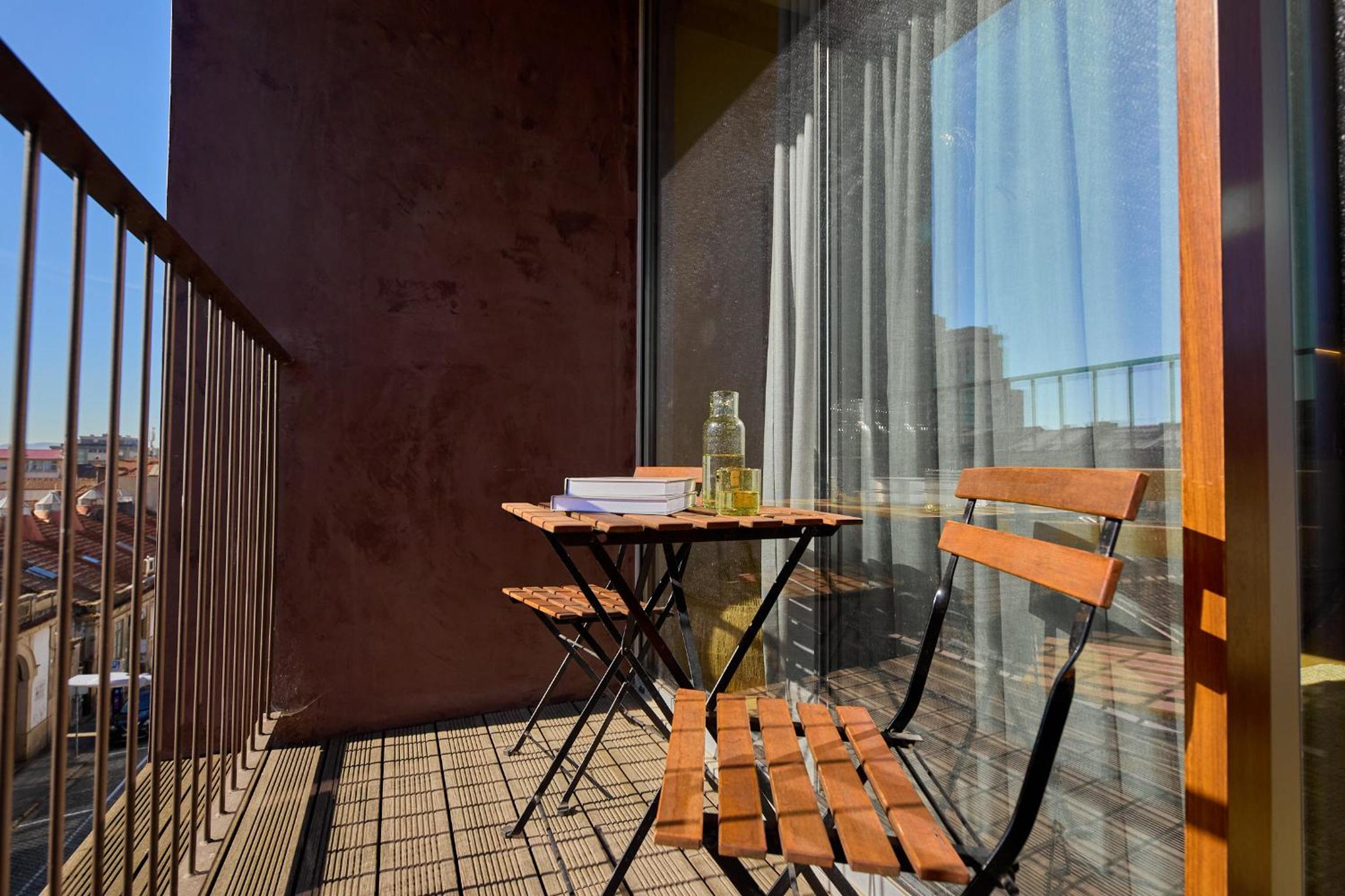One-Bedroom Apartment with Balcony and Street View photo 2