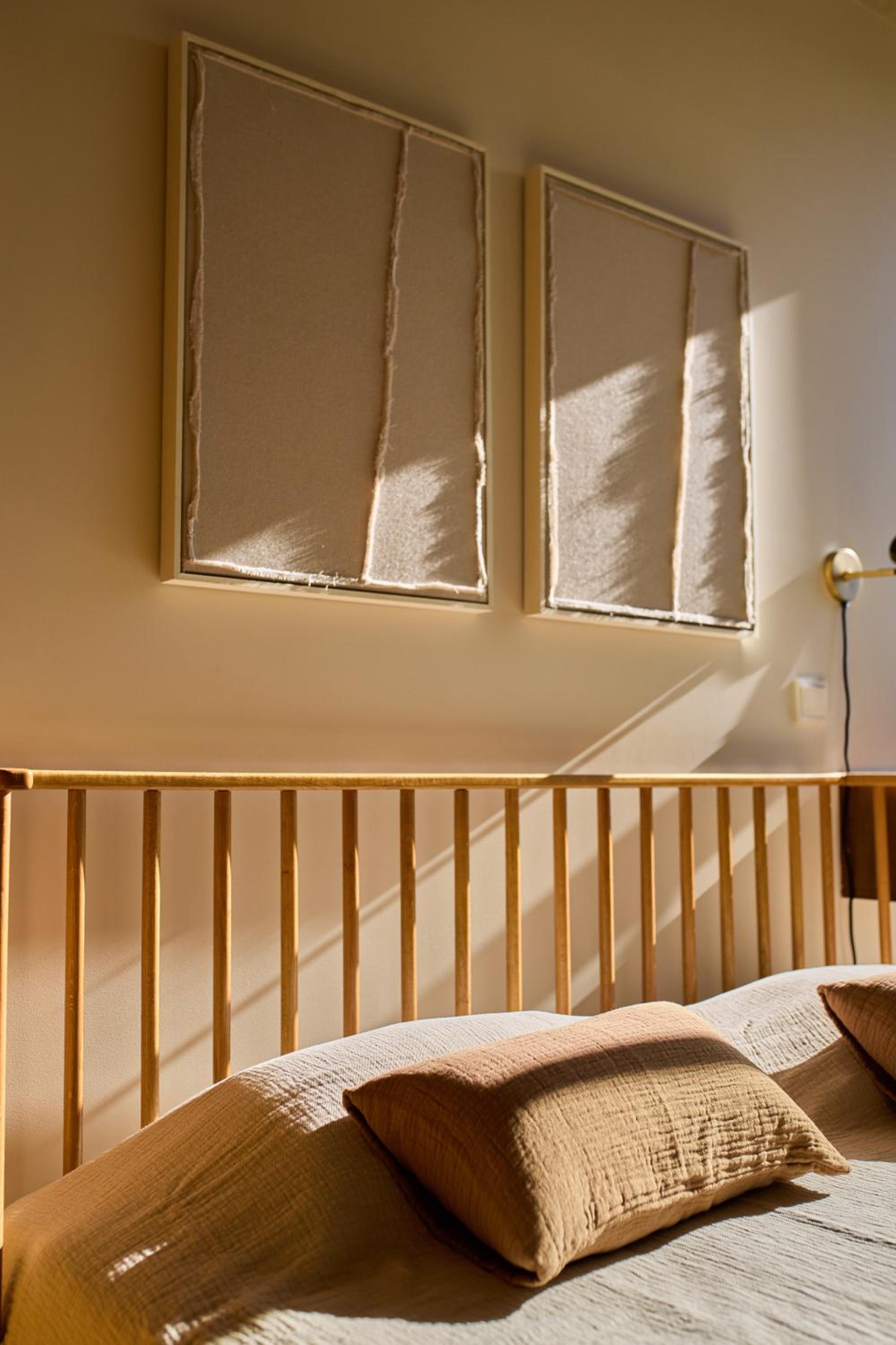 One-Bedroom Apartment with Balcony and Street View photo 1