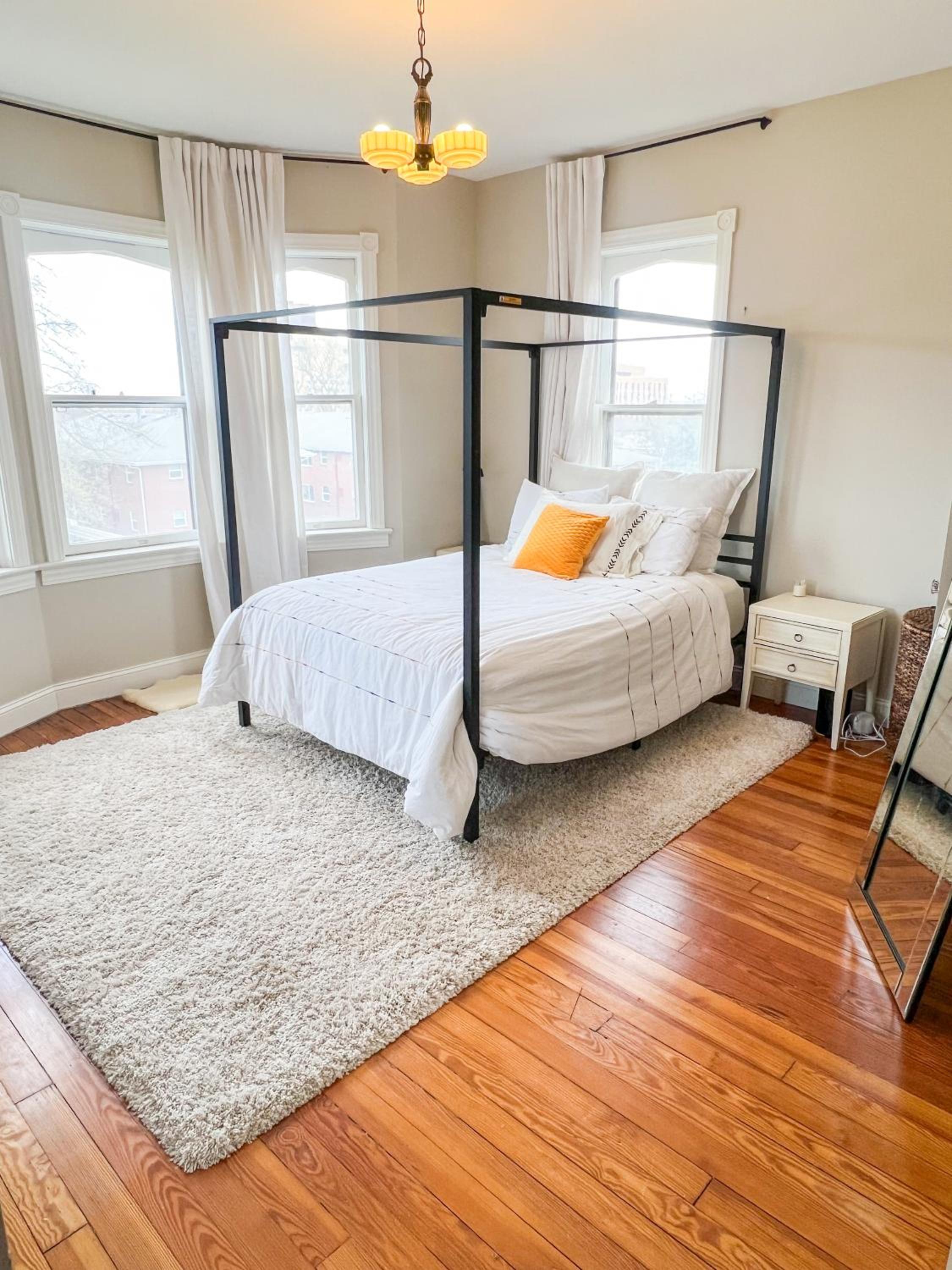 Five-Bedroom House photo 1