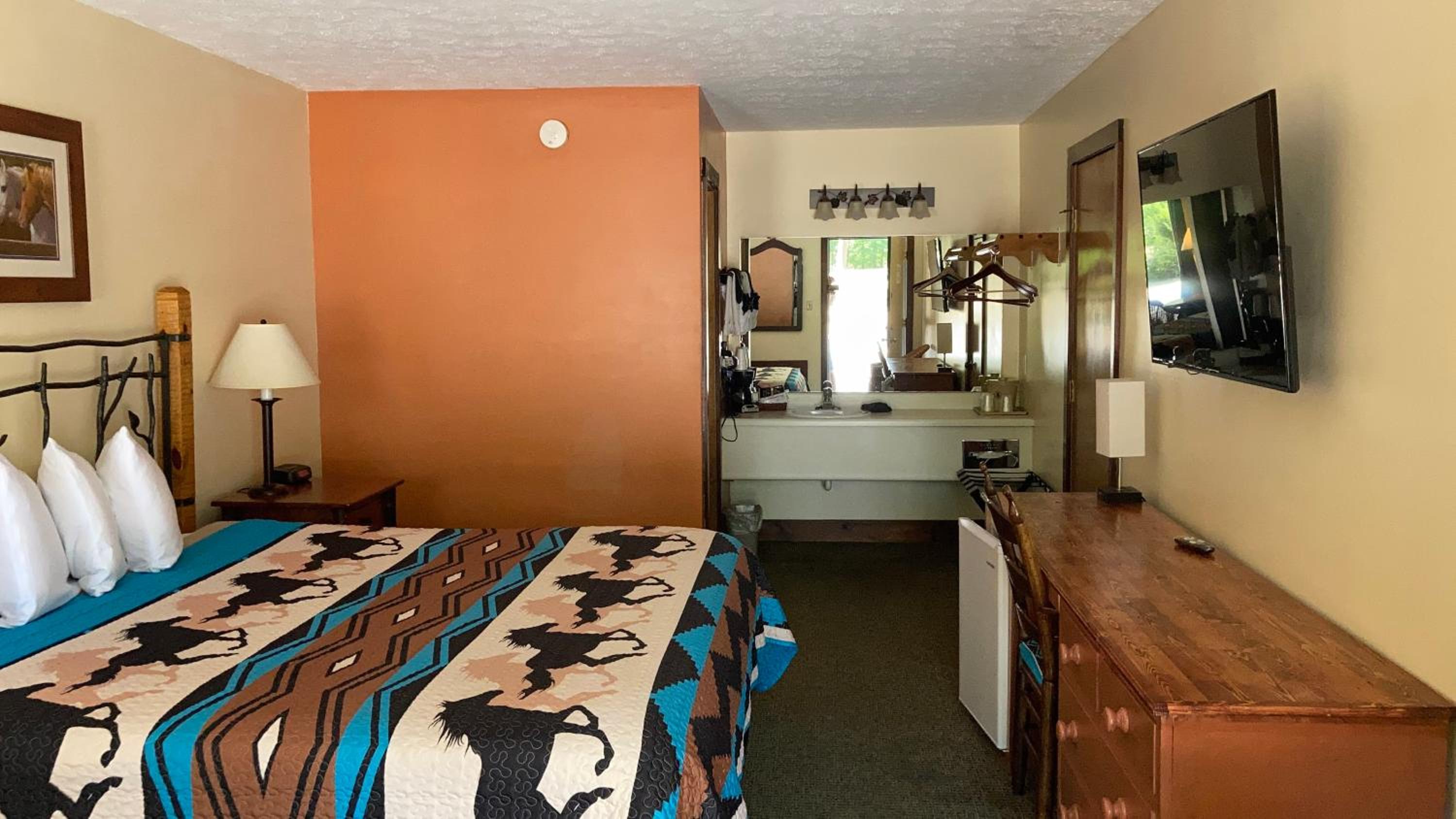 Queen Room with Two Queen Beds photo 3
