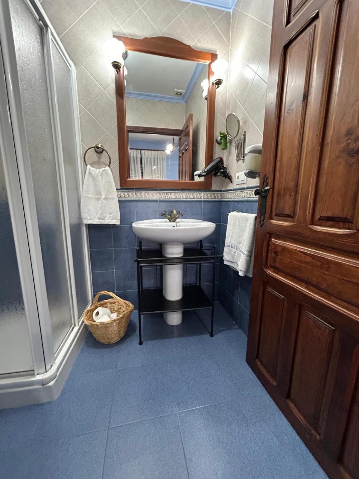 Deluxe Room (2 Adults + 1 Child) - Photo 2