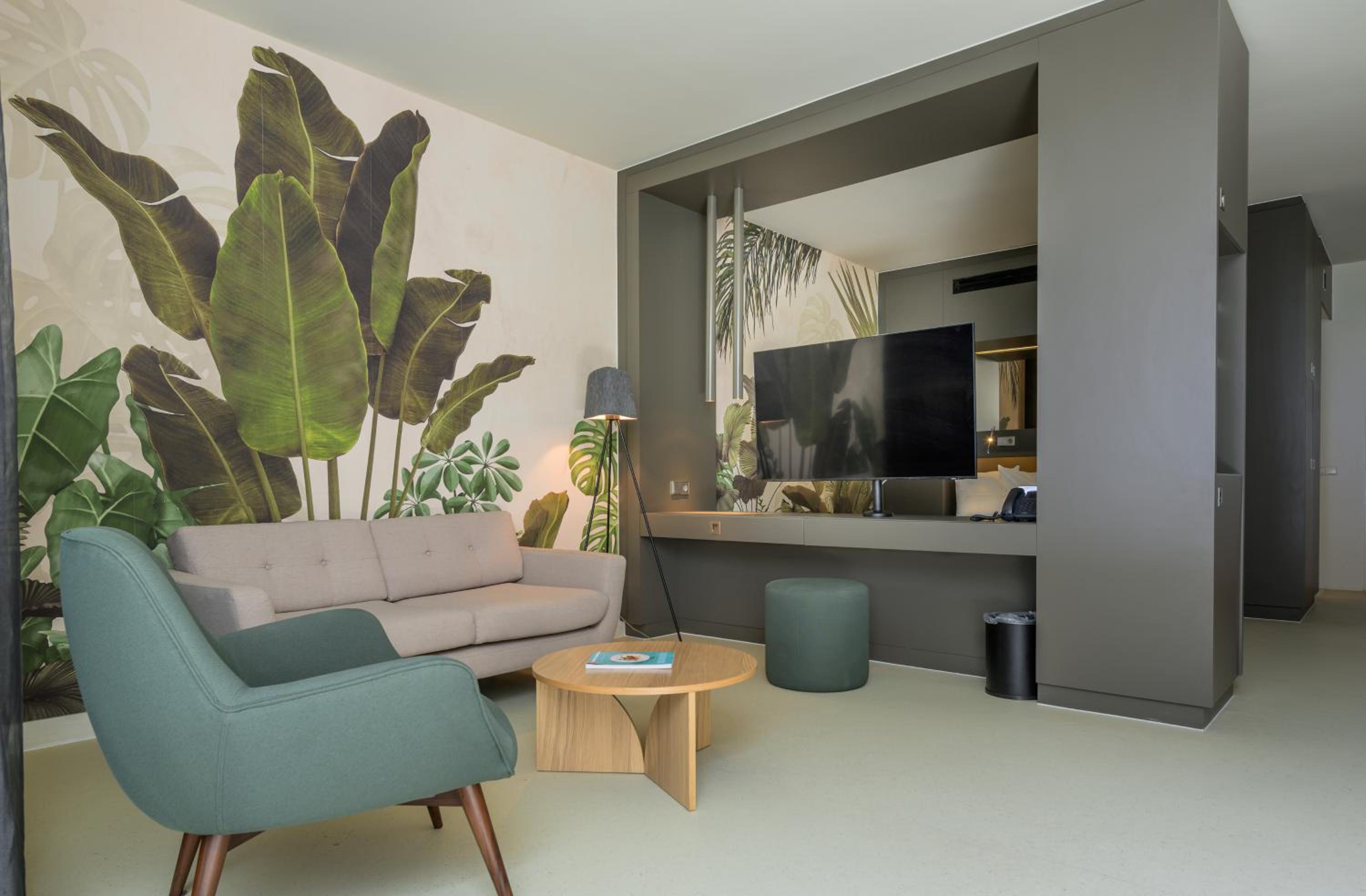 King Room with Lobby View thumbnail 5