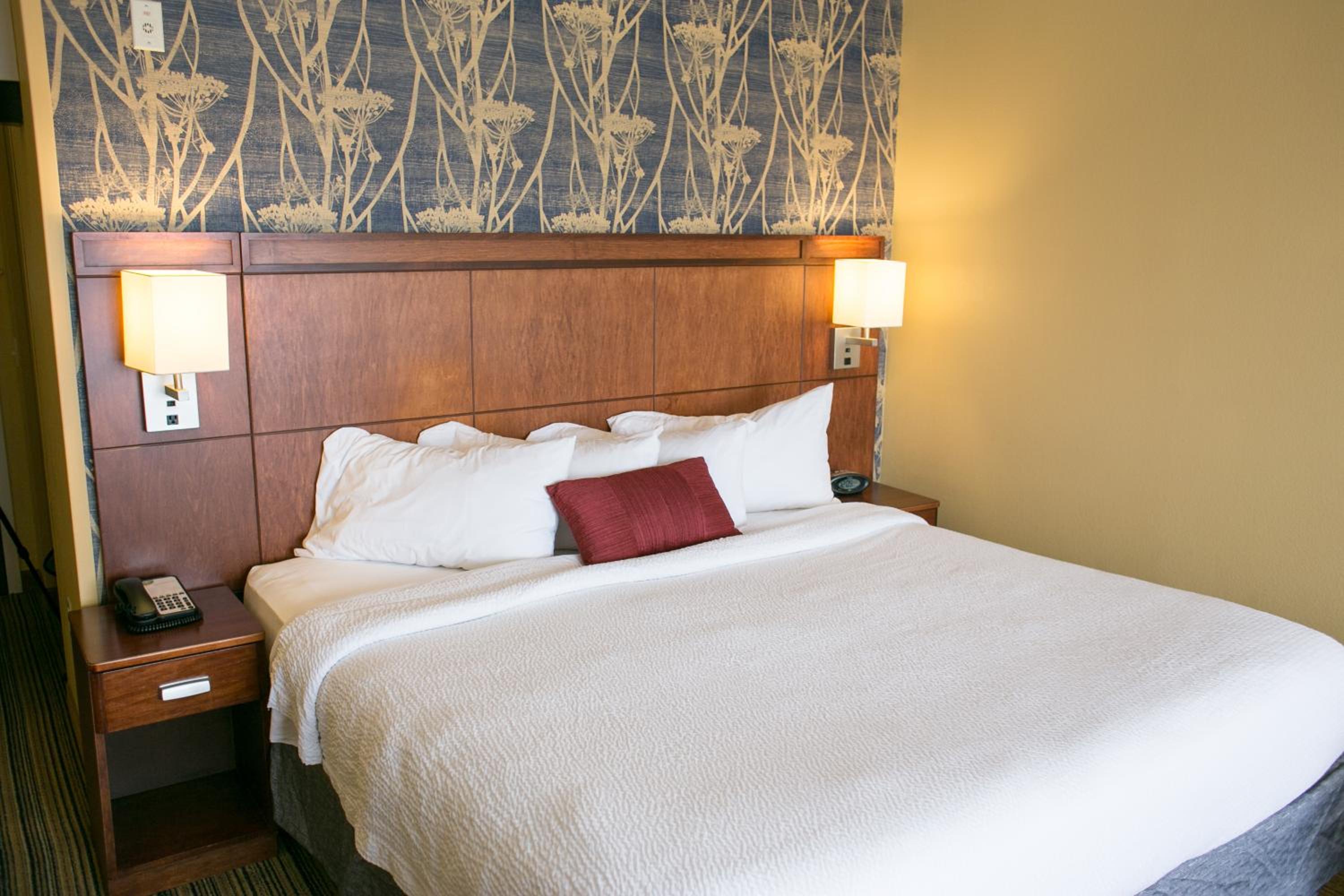 King Room with Sofa Bed - Photo 1