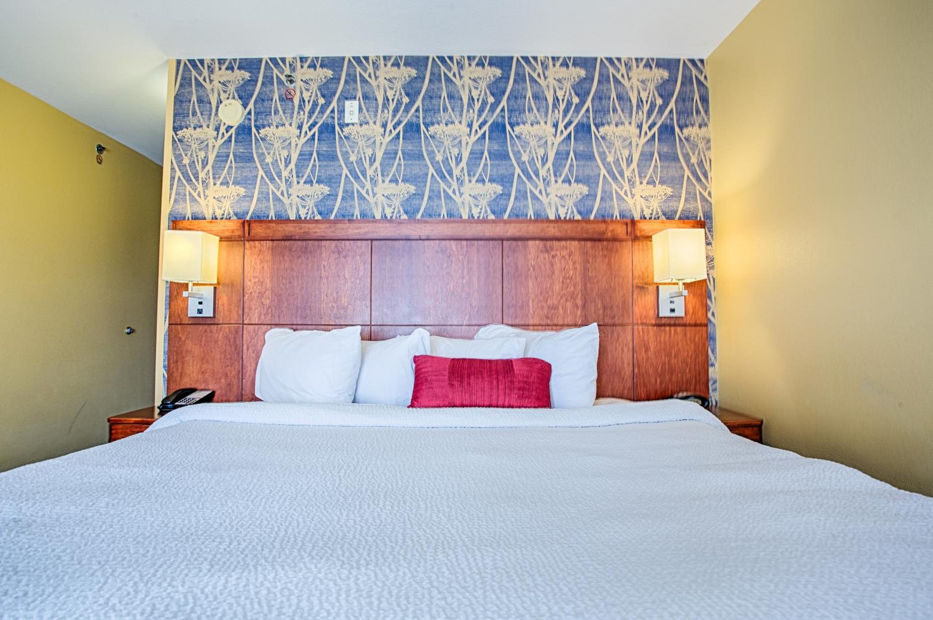 Queen Room with Two Queen Beds - Photo 1