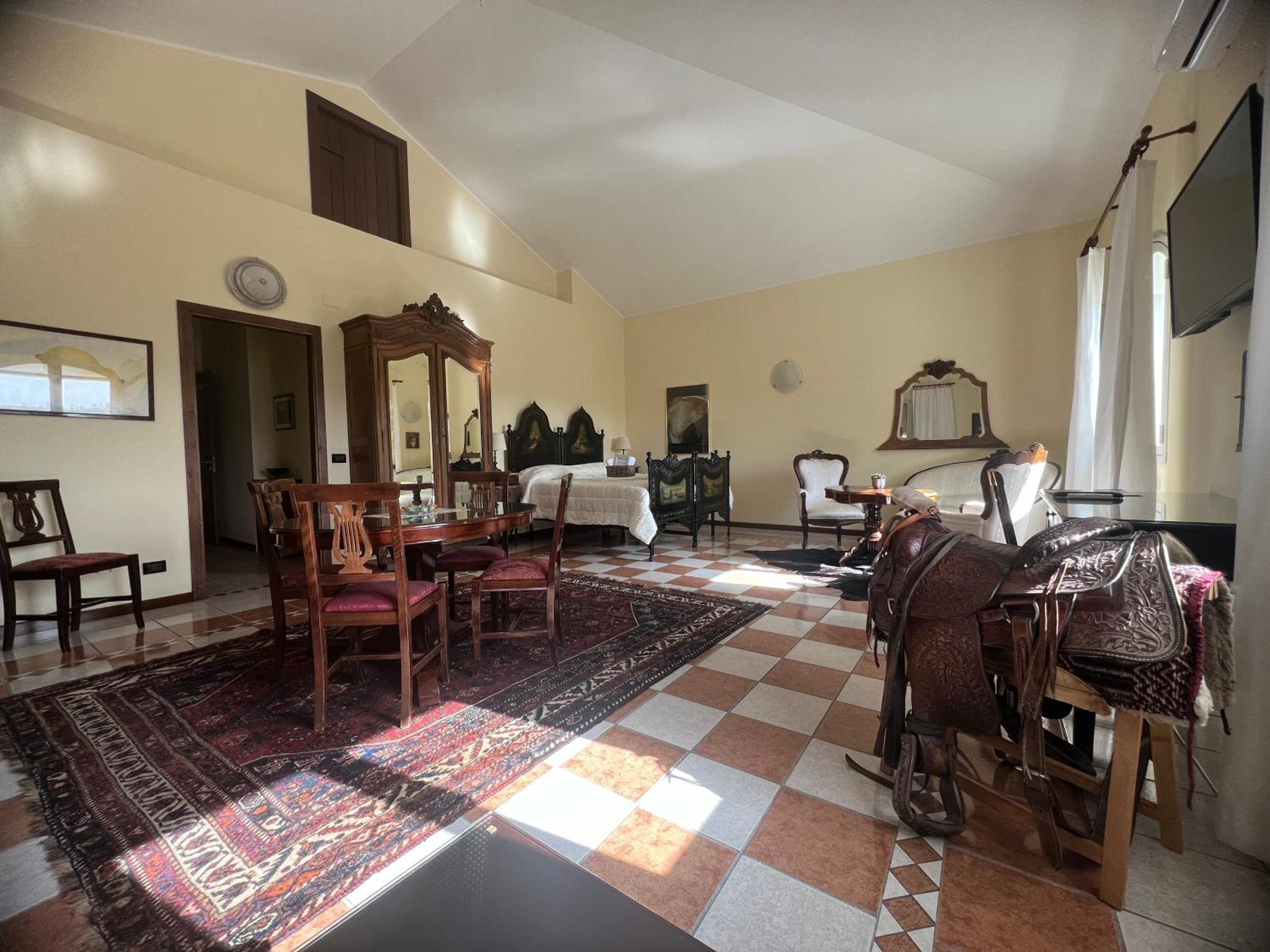 Deluxe Suite with Spa Bath - Photo 3